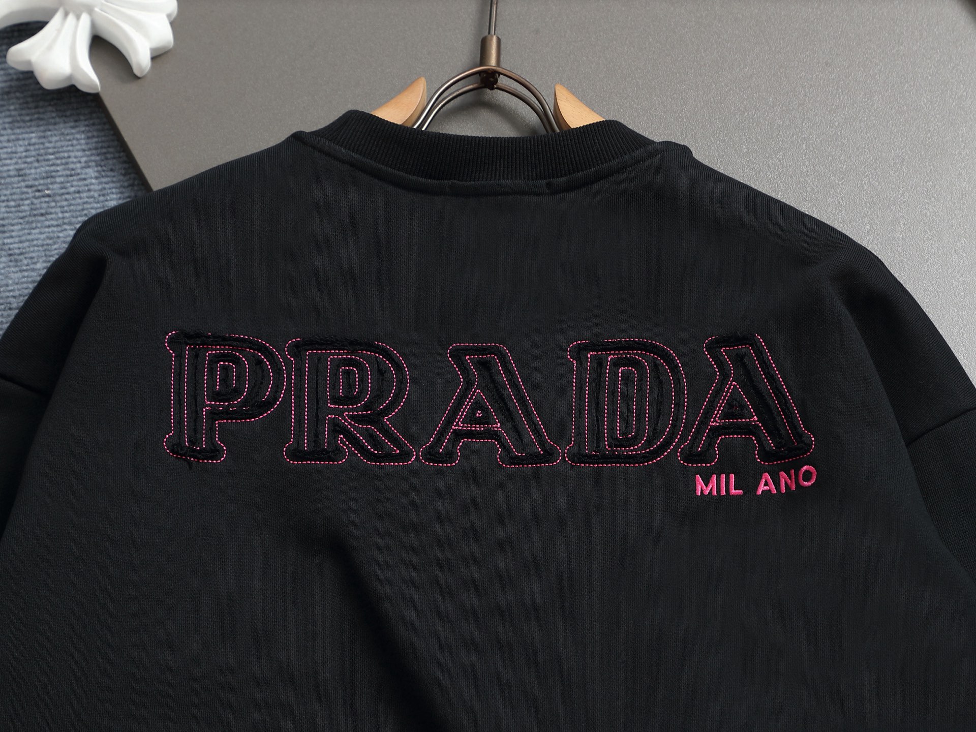 
PRADA 普拉达 金属三角标工艺
升级，灵感源自八十年代复古
原版面料 官方同款 圆领卫衣
定制 同
