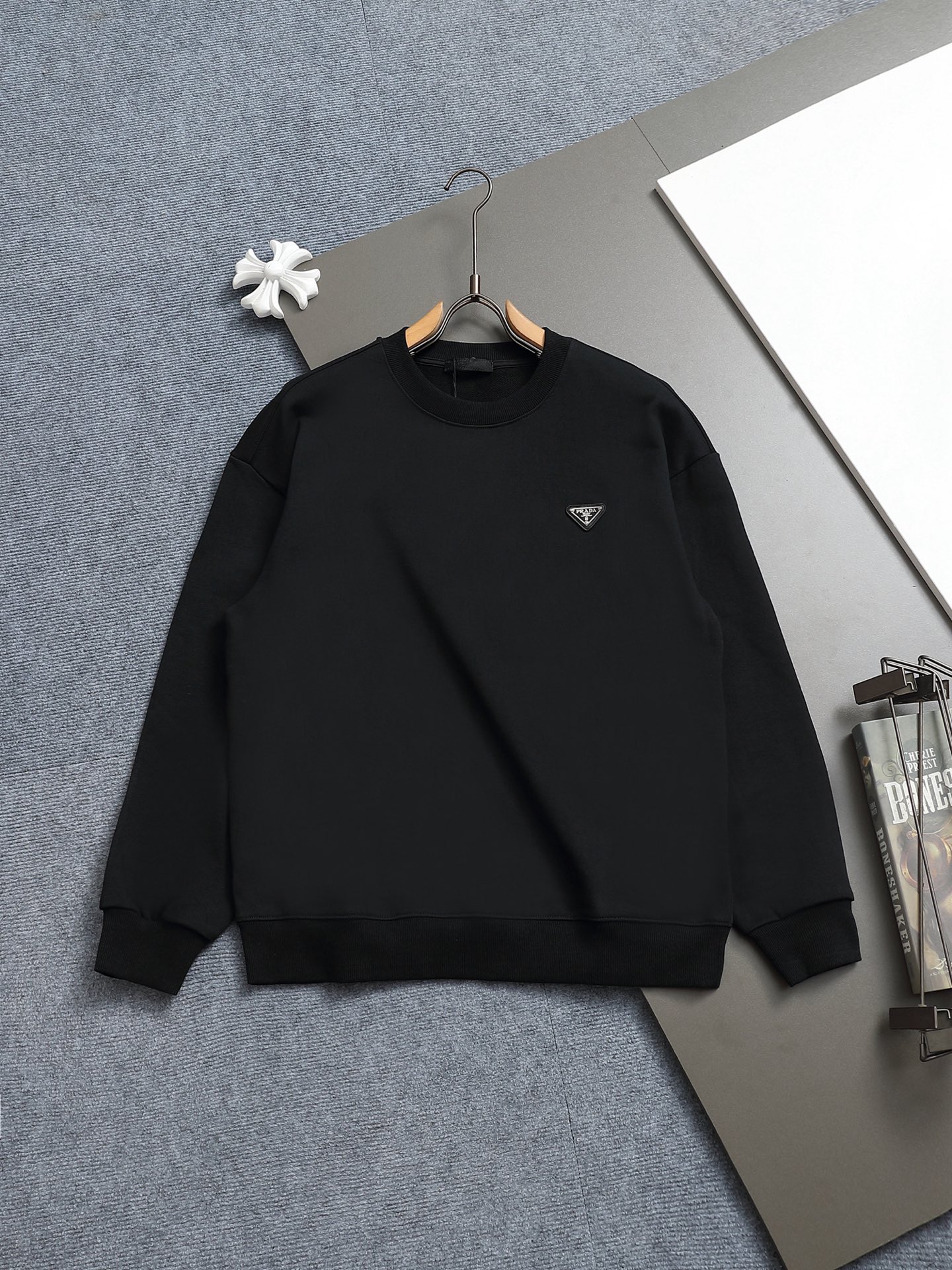 
PRADA 普拉达 金属三角标工艺
升级，灵感源自八十年代复古
原版面料 官方同款 圆领卫衣
定制 同