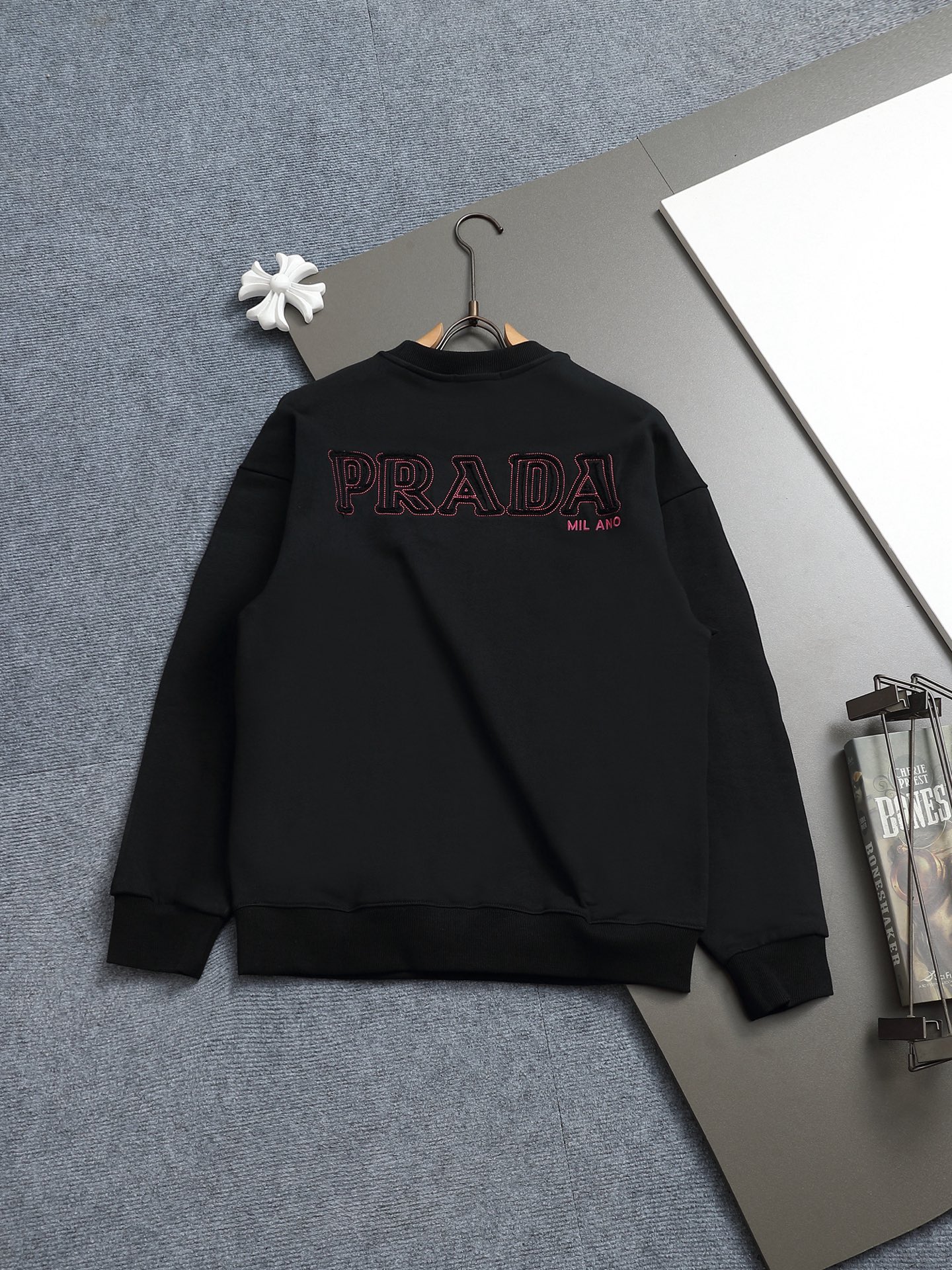 
PRADA 普拉达 金属三角标工艺
升级，灵感源自八十年代复古
原版面料 官方同款 圆领卫衣
定制 同