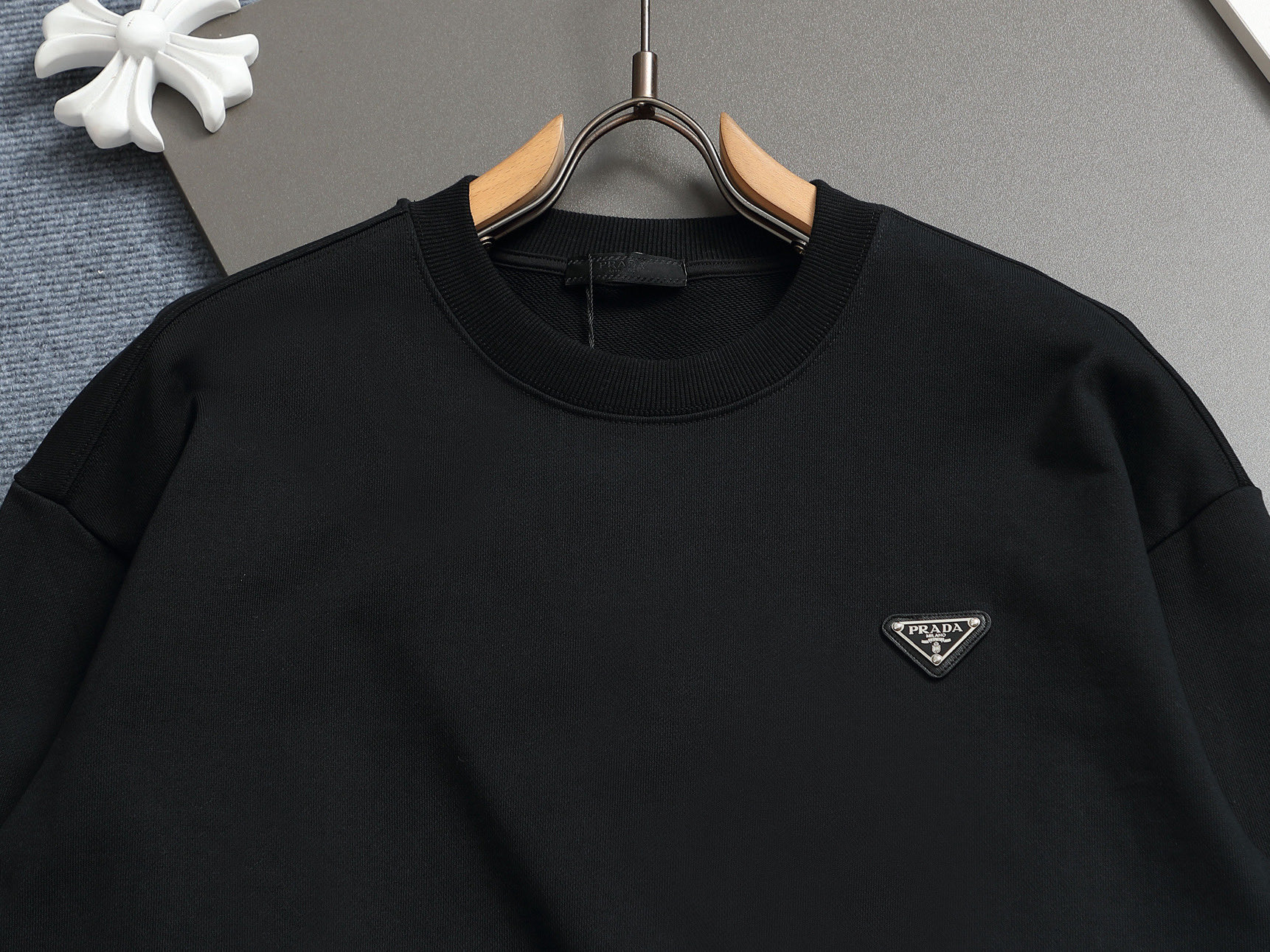 
PRADA 普拉达 金属三角标工艺
升级，灵感源自八十年代复古
原版面料 官方同款 圆领卫衣
定制 同