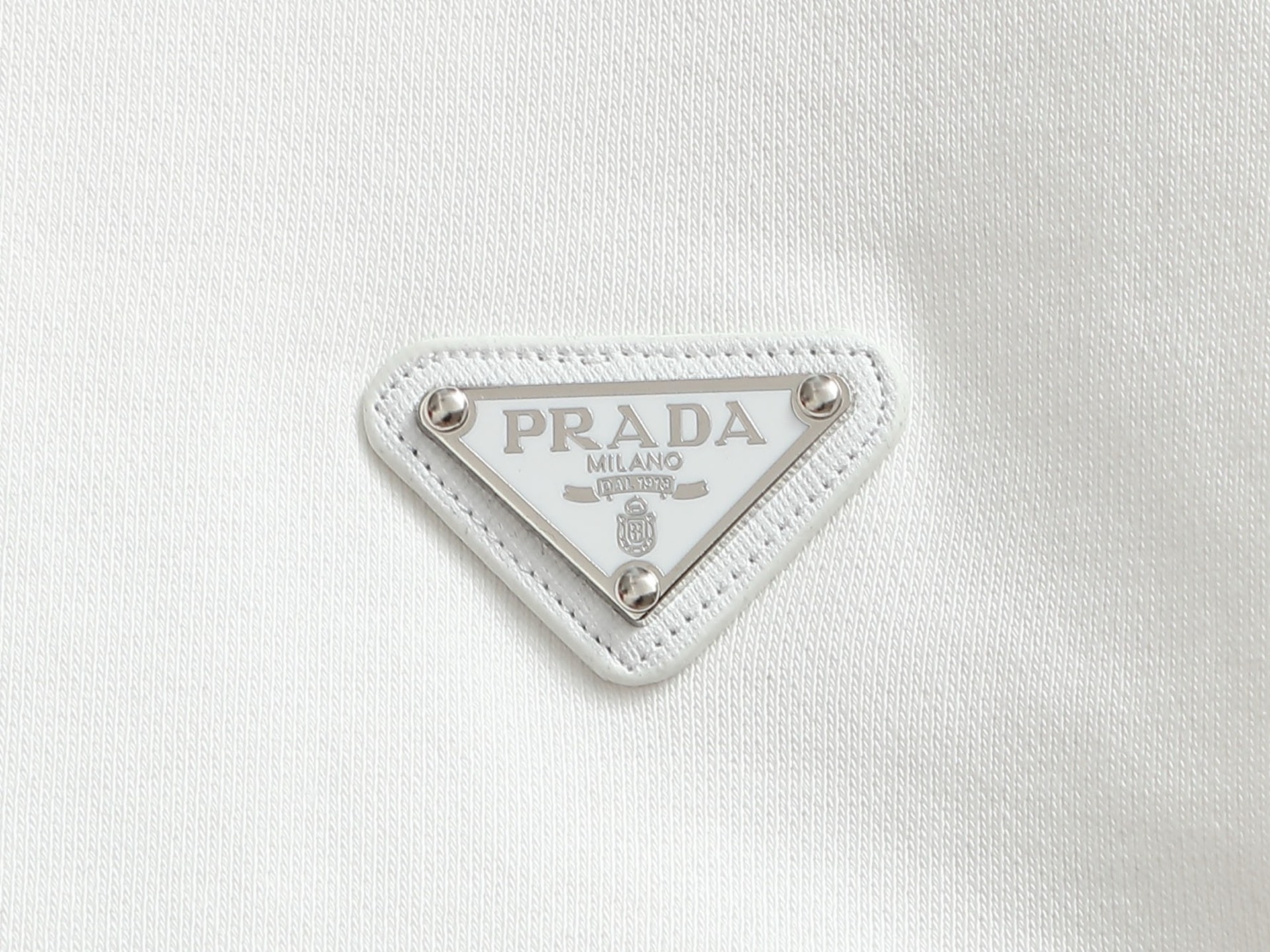 
PRADA 普拉达 金属三角标工艺
升级，灵感源自八十年代复古
原版面料 官方同款 圆领卫衣
定制 同