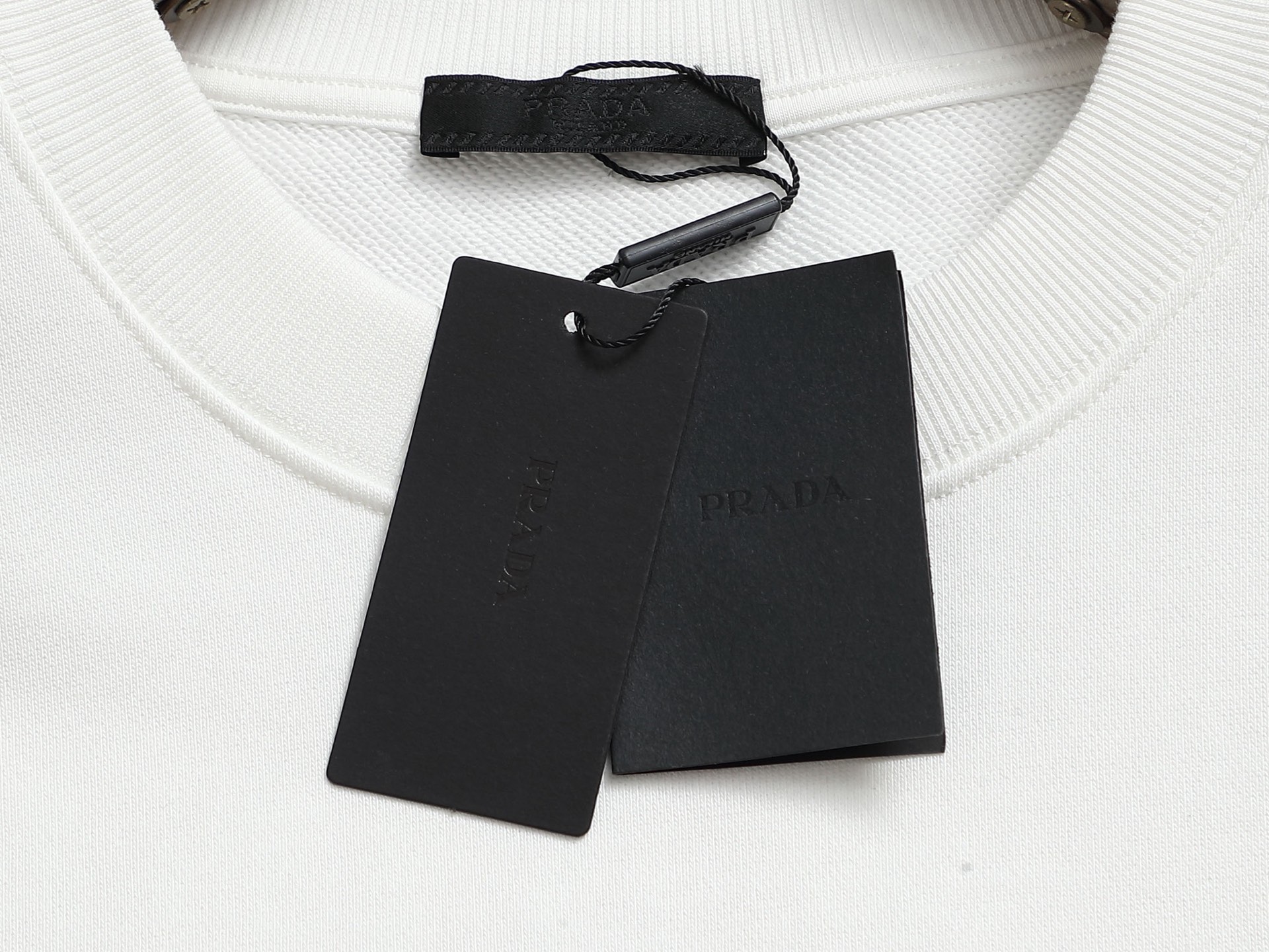 
PRADA 普拉达 金属三角标工艺
升级，灵感源自八十年代复古
原版面料 官方同款 圆领卫衣
定制 同