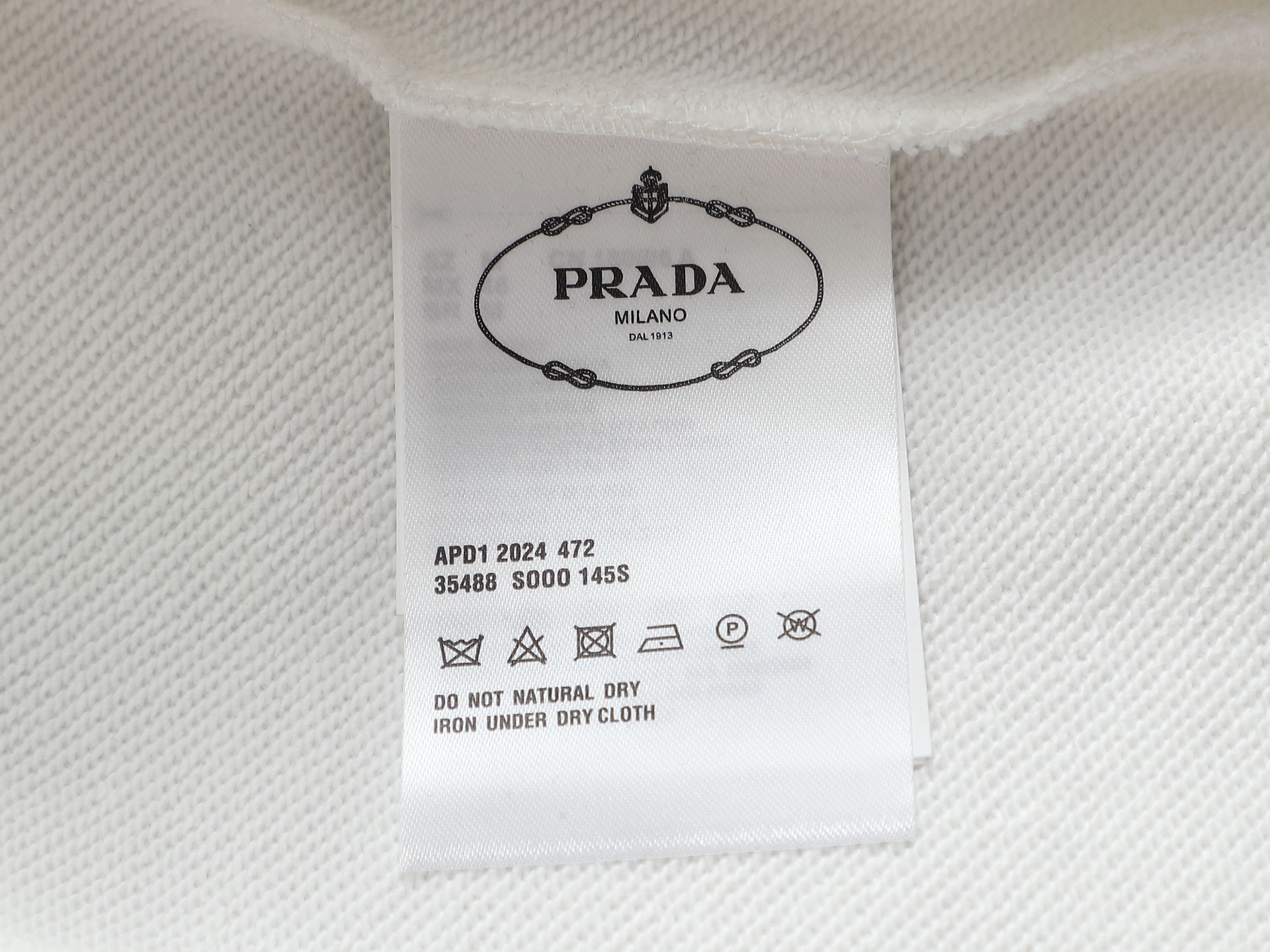
PRADA 普拉达 金属三角标工艺
升级，灵感源自八十年代复古
原版面料 官方同款 圆领卫衣
定制 同
