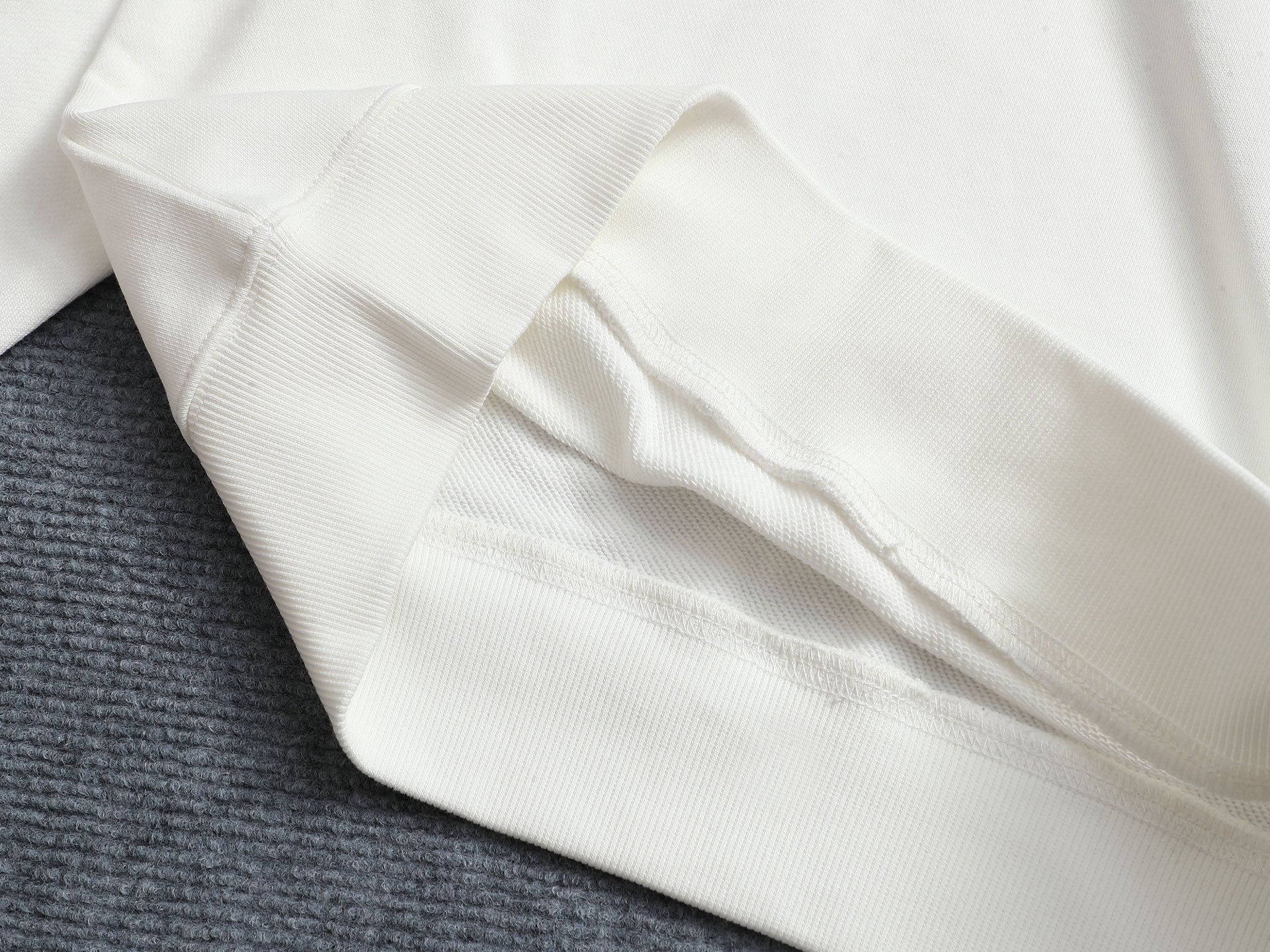 
PRADA 普拉达 金属三角标工艺
升级，灵感源自八十年代复古
原版面料 官方同款 圆领卫衣
定制 同