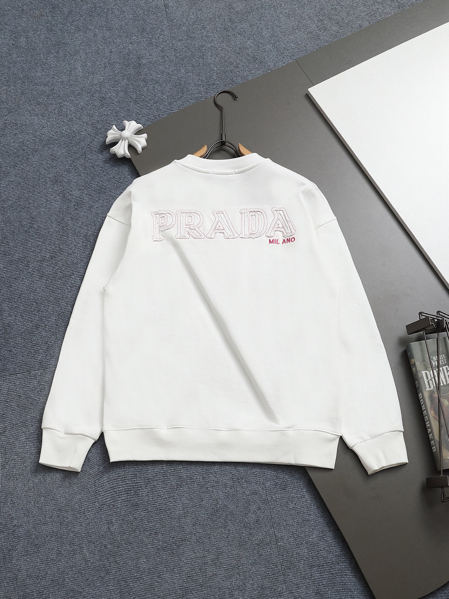 
PRADA 普拉达 金属三角标工艺
升级，灵感源自八十年代复古
原版面料 官方同款 圆领卫衣
定制 同