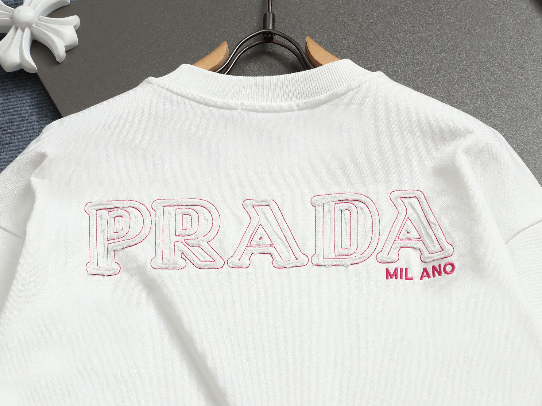 
PRADA 普拉达 金属三角标工艺
升级，灵感源自八十年代复古
原版面料 官方同款 圆领卫衣
定制 同