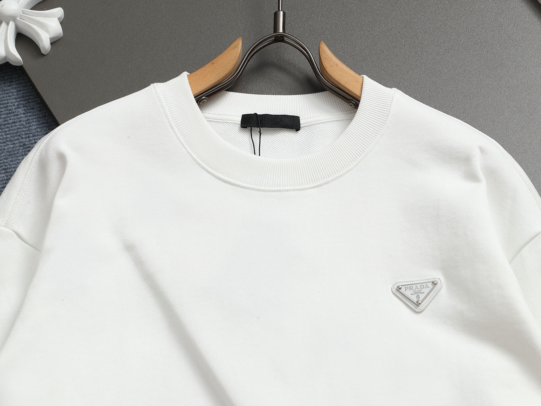 
PRADA 普拉达 金属三角标工艺
升级，灵感源自八十年代复古
原版面料 官方同款 圆领卫衣
定制 同