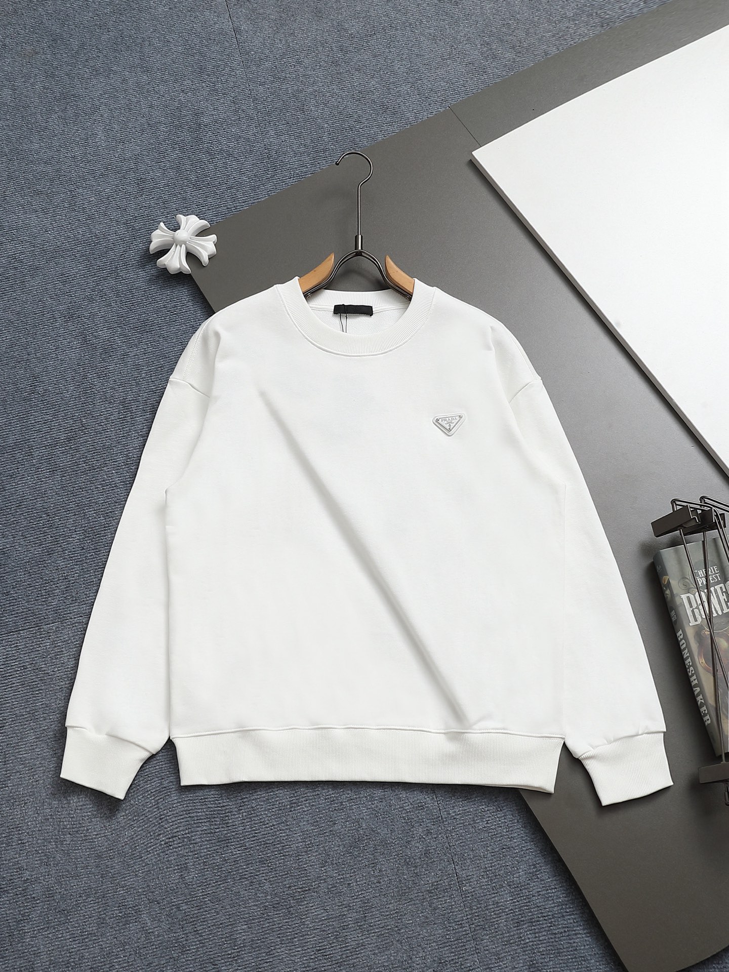 
PRADA 普拉达 金属三角标工艺
升级，灵感源自八十年代复古
原版面料 官方同款 圆领卫衣
定制 同