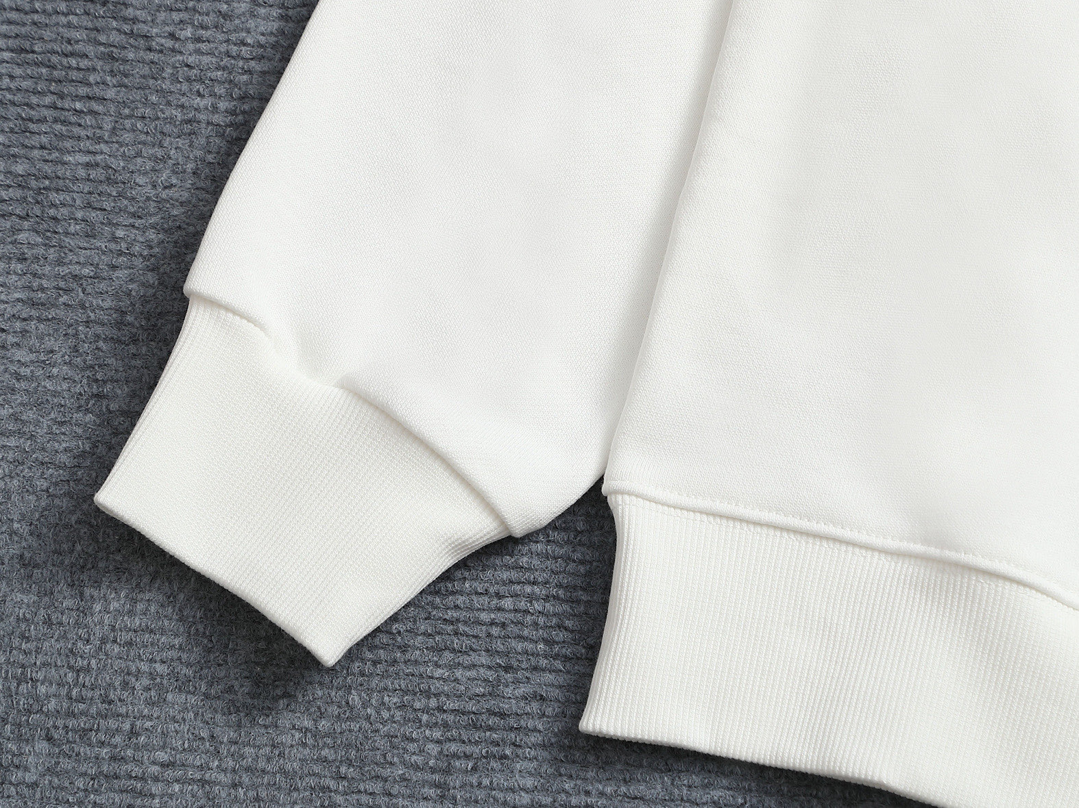 
PRADA 普拉达 金属三角标工艺
升级，灵感源自八十年代复古
原版面料 官方同款 圆领卫衣
定制 同