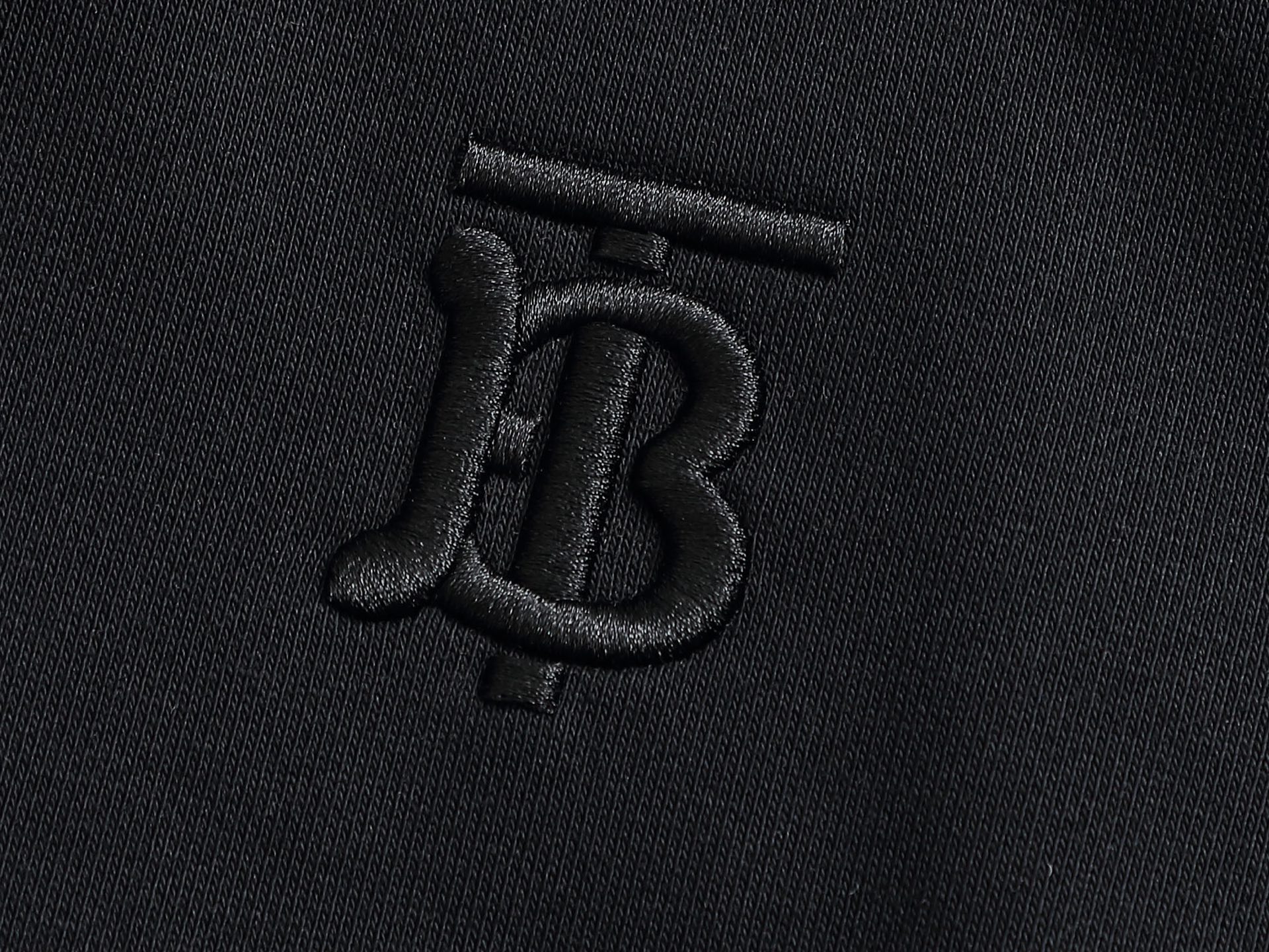 
巴宝莉 BURBERRY
BURBERRY 巴宝莉 格子拼接工艺
大Logo经典精致升级，灵感源自八十