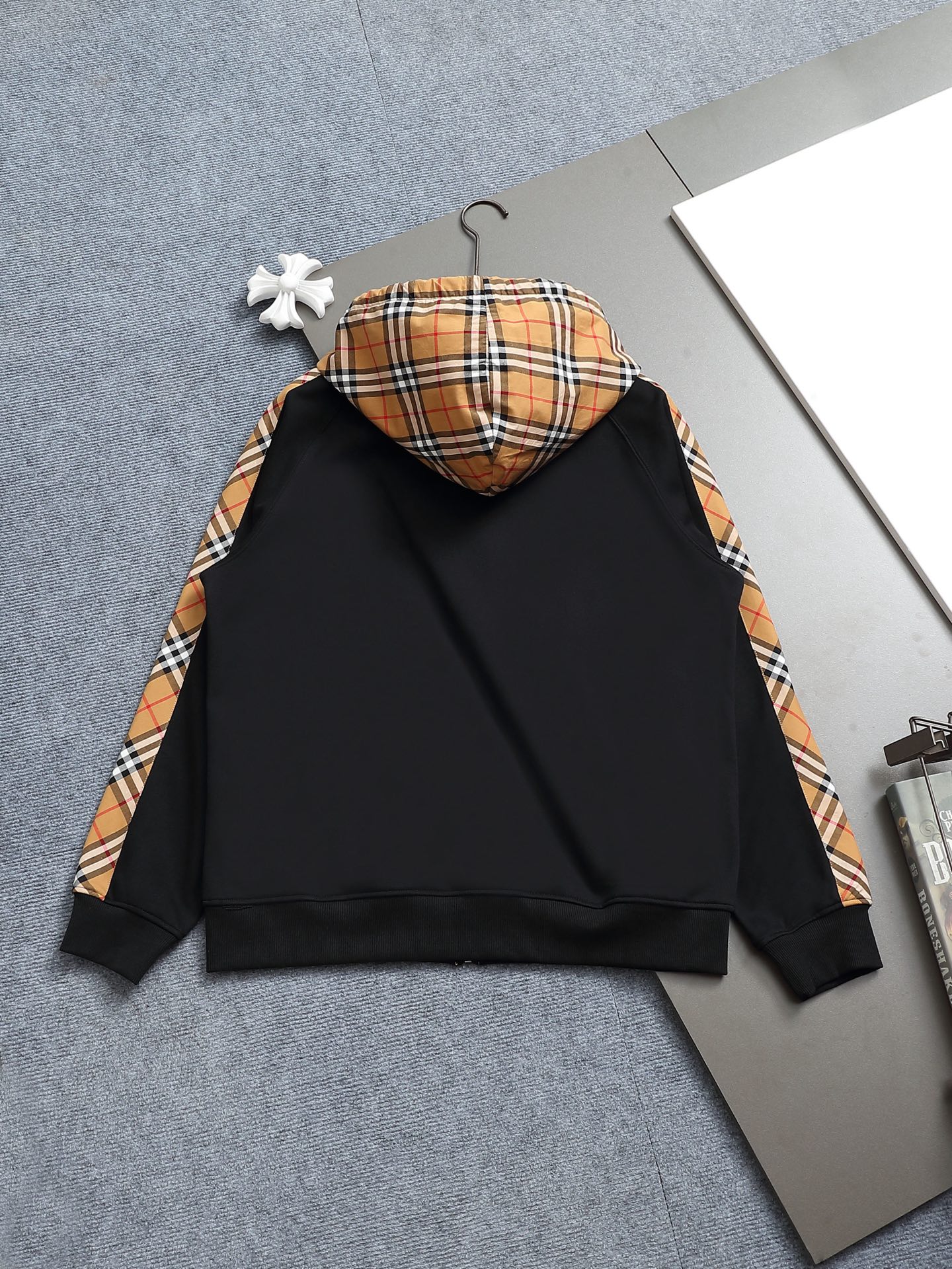 
巴宝莉 BURBERRY
BURBERRY 巴宝莉 格子拼接工艺
大Logo经典精致升级，灵感源自八十