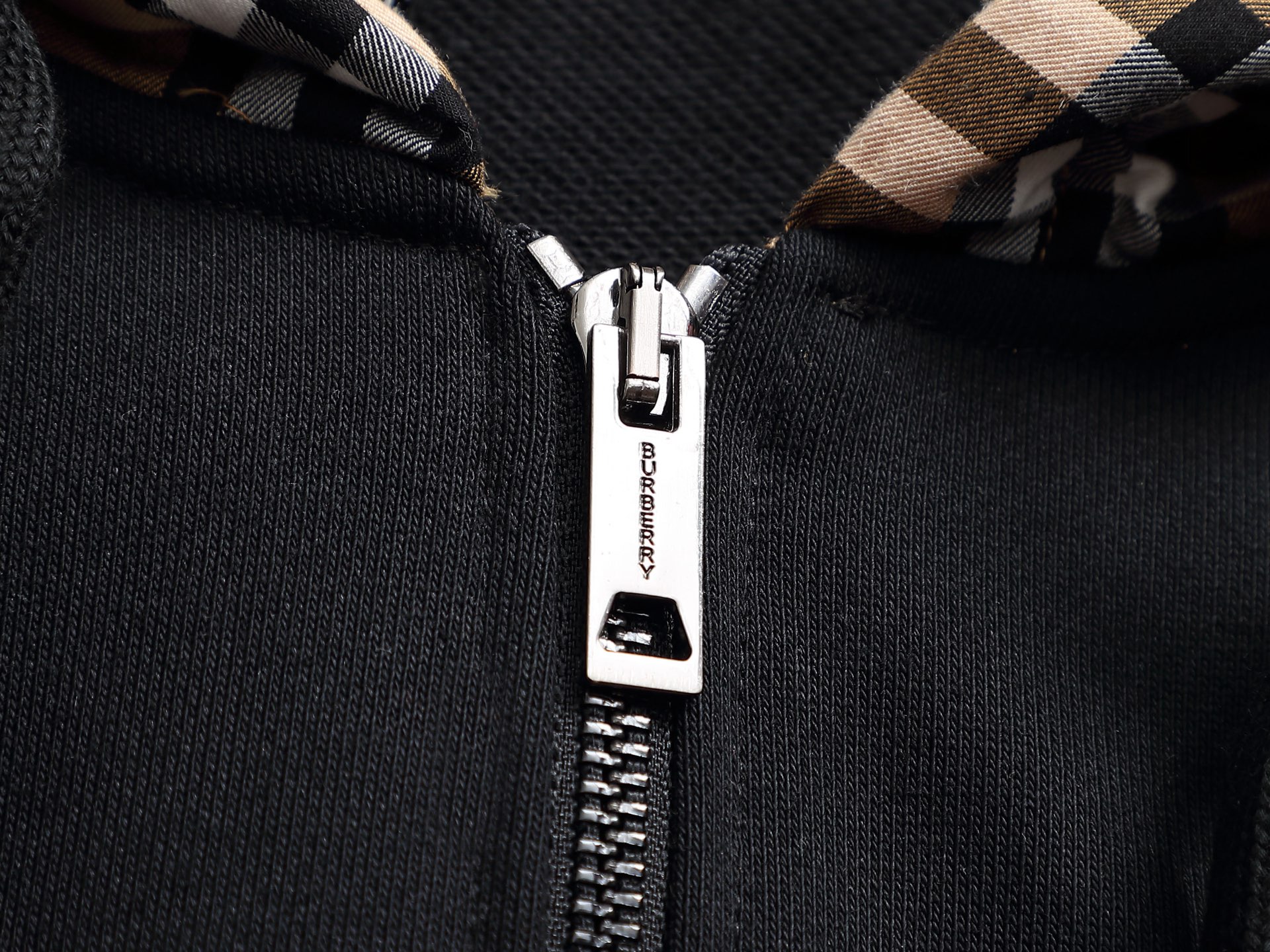 
巴宝莉 BURBERRY
BURBERRY 巴宝莉 格子拼接工艺
大Logo经典精致升级，灵感源自八十