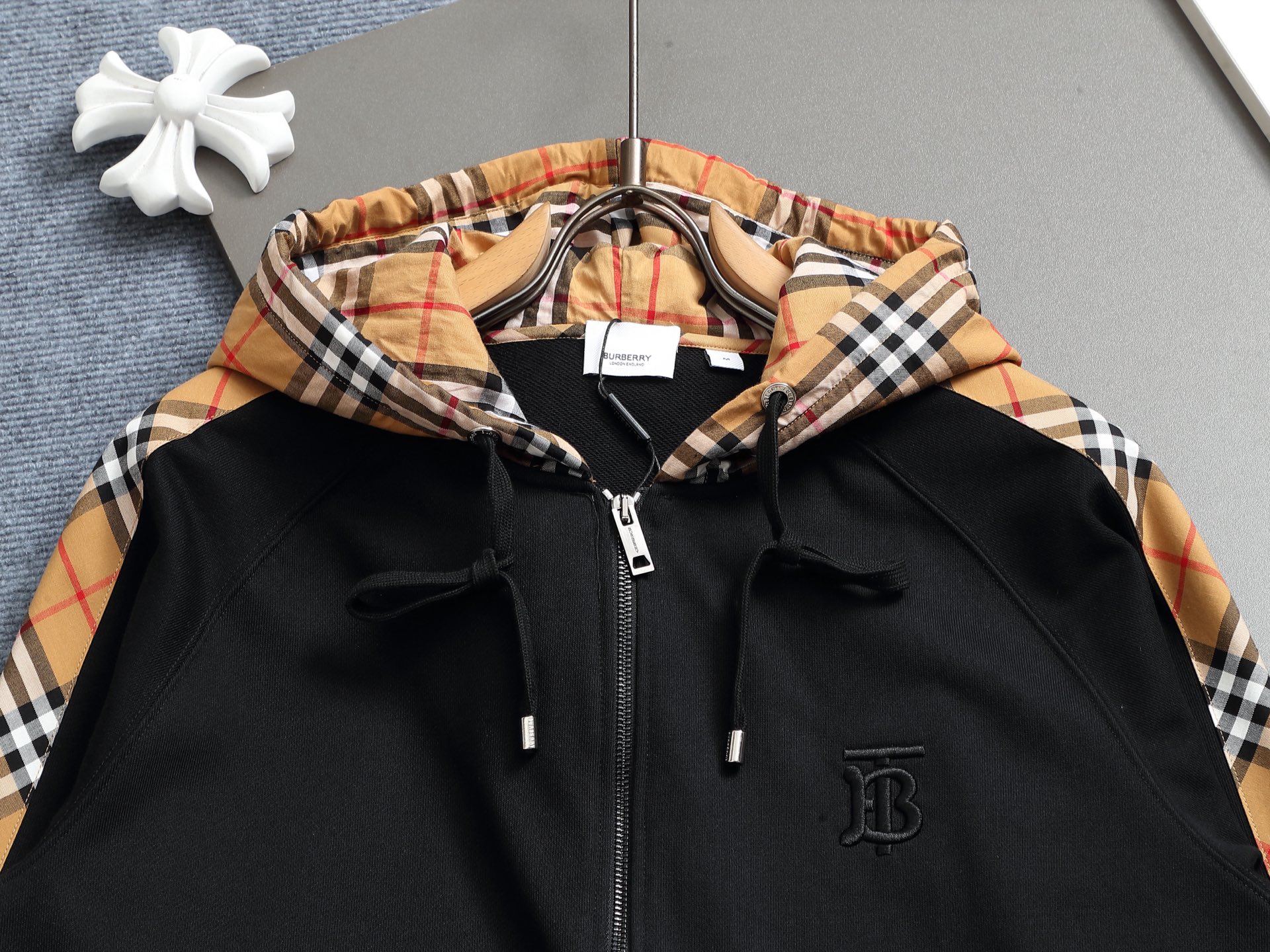 
巴宝莉 BURBERRY
BURBERRY 巴宝莉 格子拼接工艺
大Logo经典精致升级，灵感源自八十