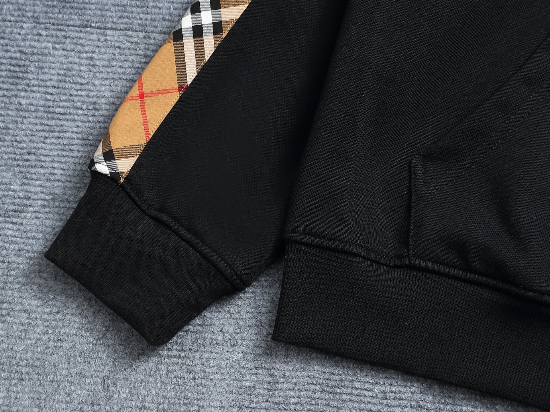 
巴宝莉 BURBERRY
BURBERRY 巴宝莉 格子拼接工艺
大Logo经典精致升级，灵感源自八十