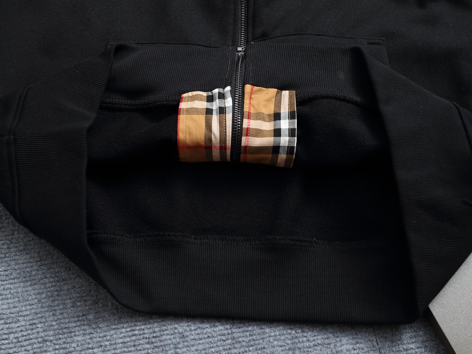 
巴宝莉 BURBERRY
BURBERRY 巴宝莉 格子拼接工艺
大Logo经典精致升级，灵感源自八十