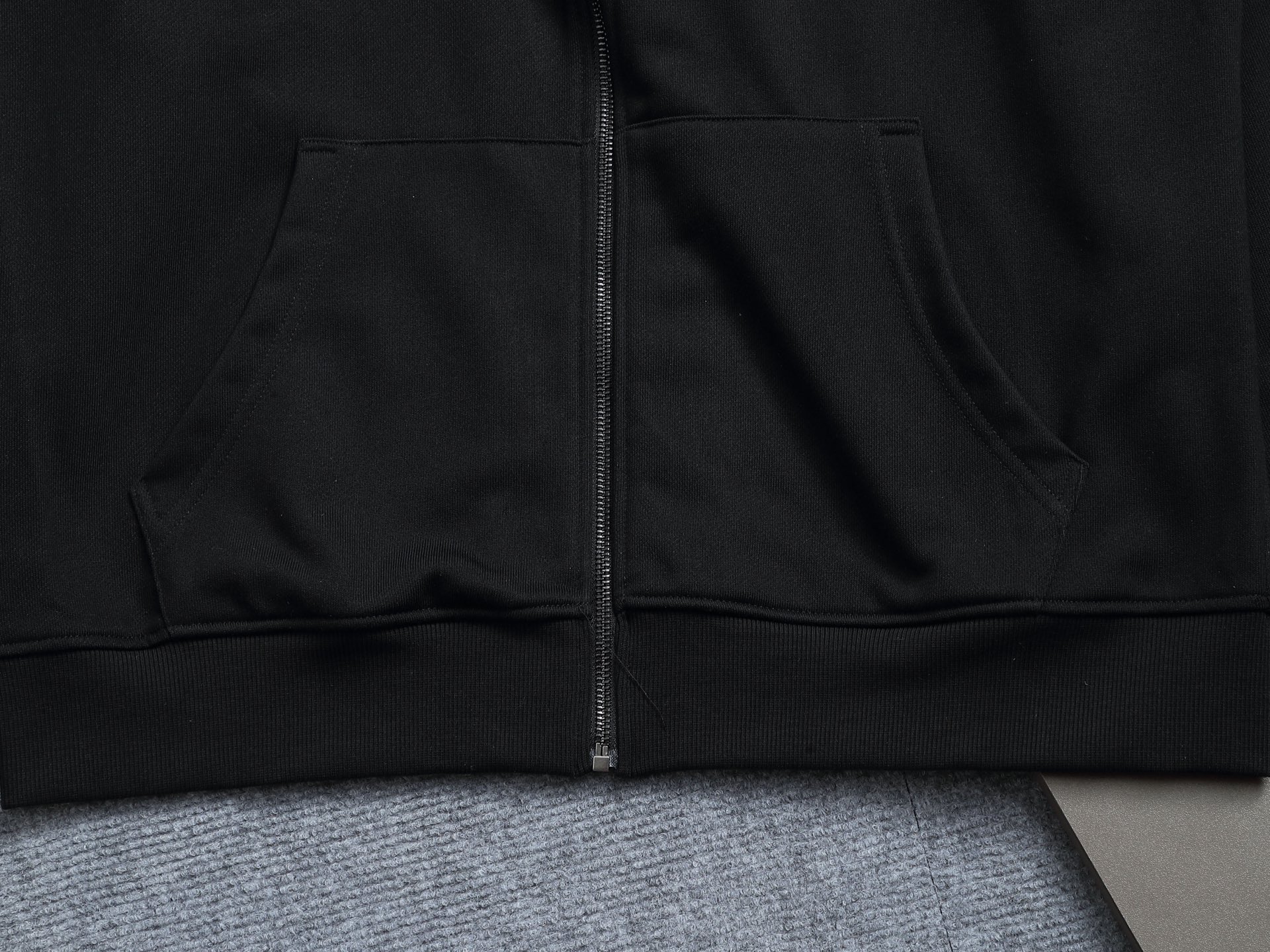 
巴宝莉 BURBERRY
BURBERRY 巴宝莉 格子拼接工艺
大Logo经典精致升级，灵感源自八十