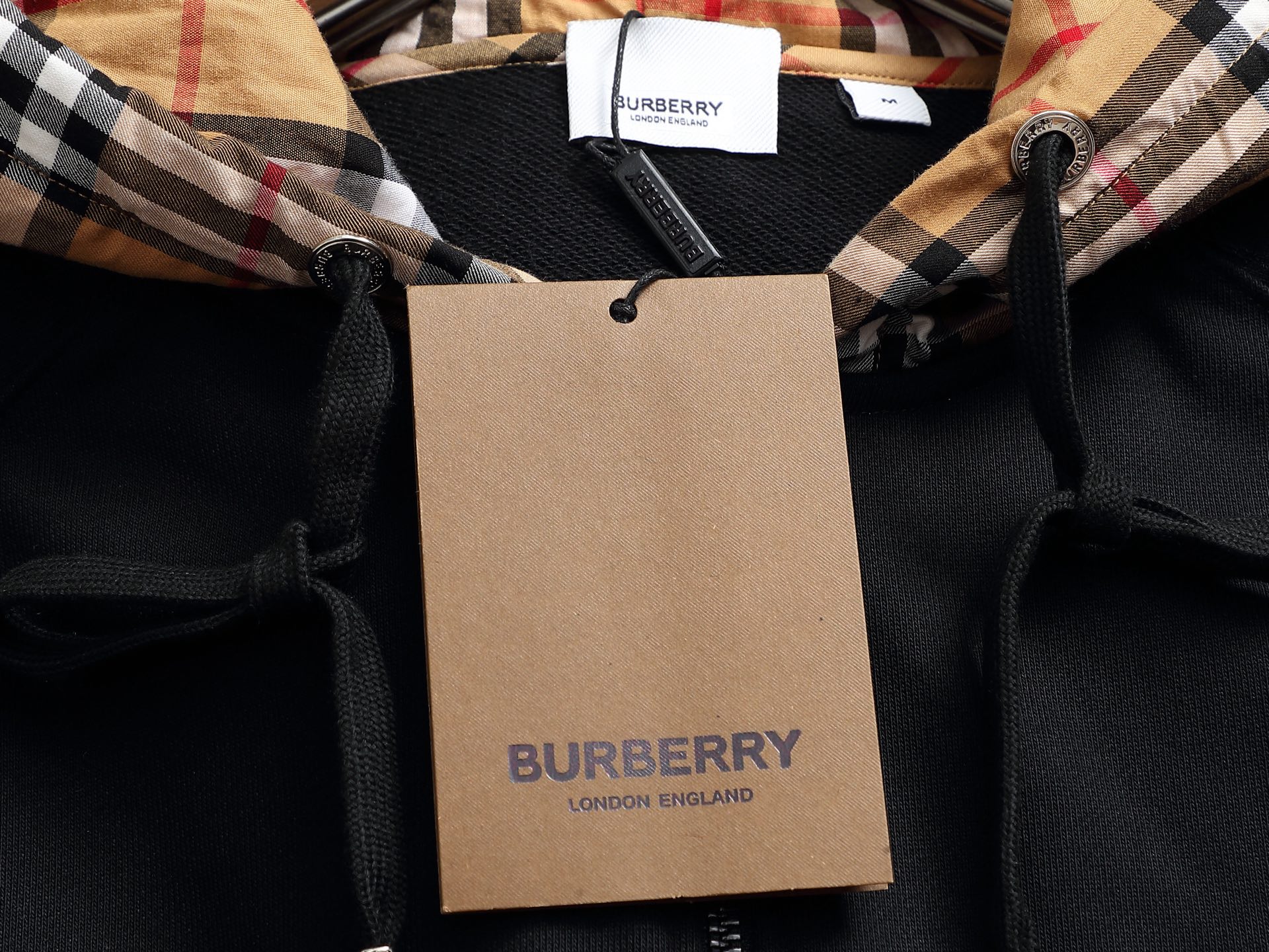 
巴宝莉 BURBERRY
BURBERRY 巴宝莉 格子拼接工艺
大Logo经典精致升级，灵感源自八十