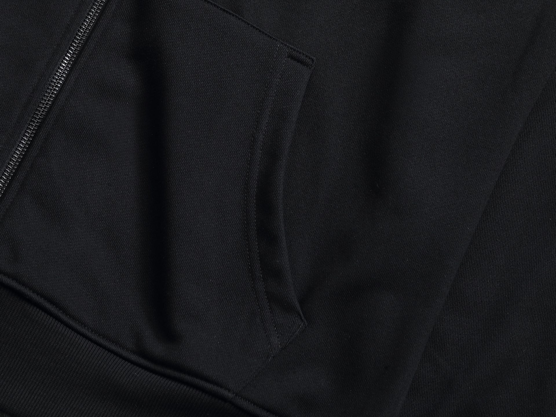 
巴宝莉 BURBERRY
BURBERRY 巴宝莉 格子拼接工艺
大Logo经典精致升级，灵感源自八十