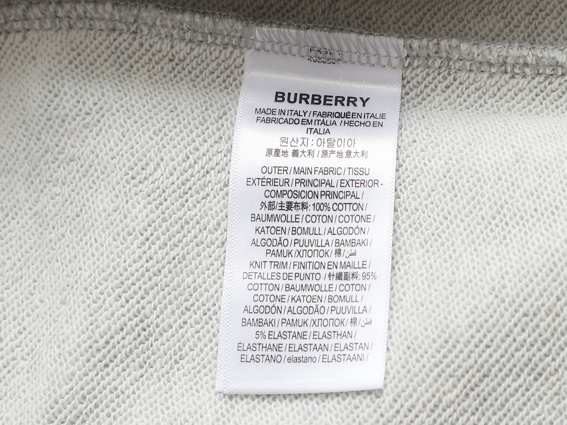 
巴宝莉 BURBERRY
BURBERRY 巴宝莉 格子拼接工艺
大Logo经典精致升级，灵感源自八十