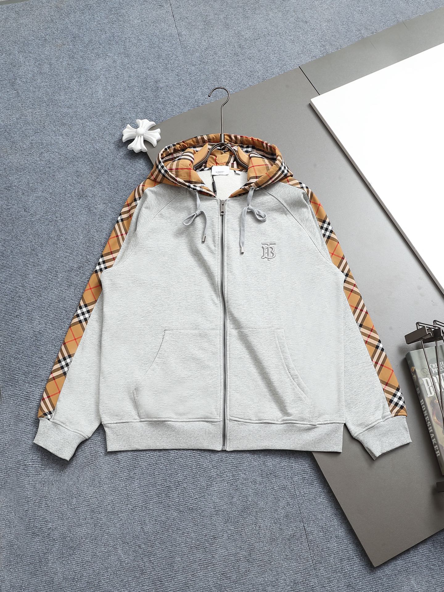 
巴宝莉 BURBERRY
BURBERRY 巴宝莉 格子拼接工艺
大Logo经典精致升级，灵感源自八十