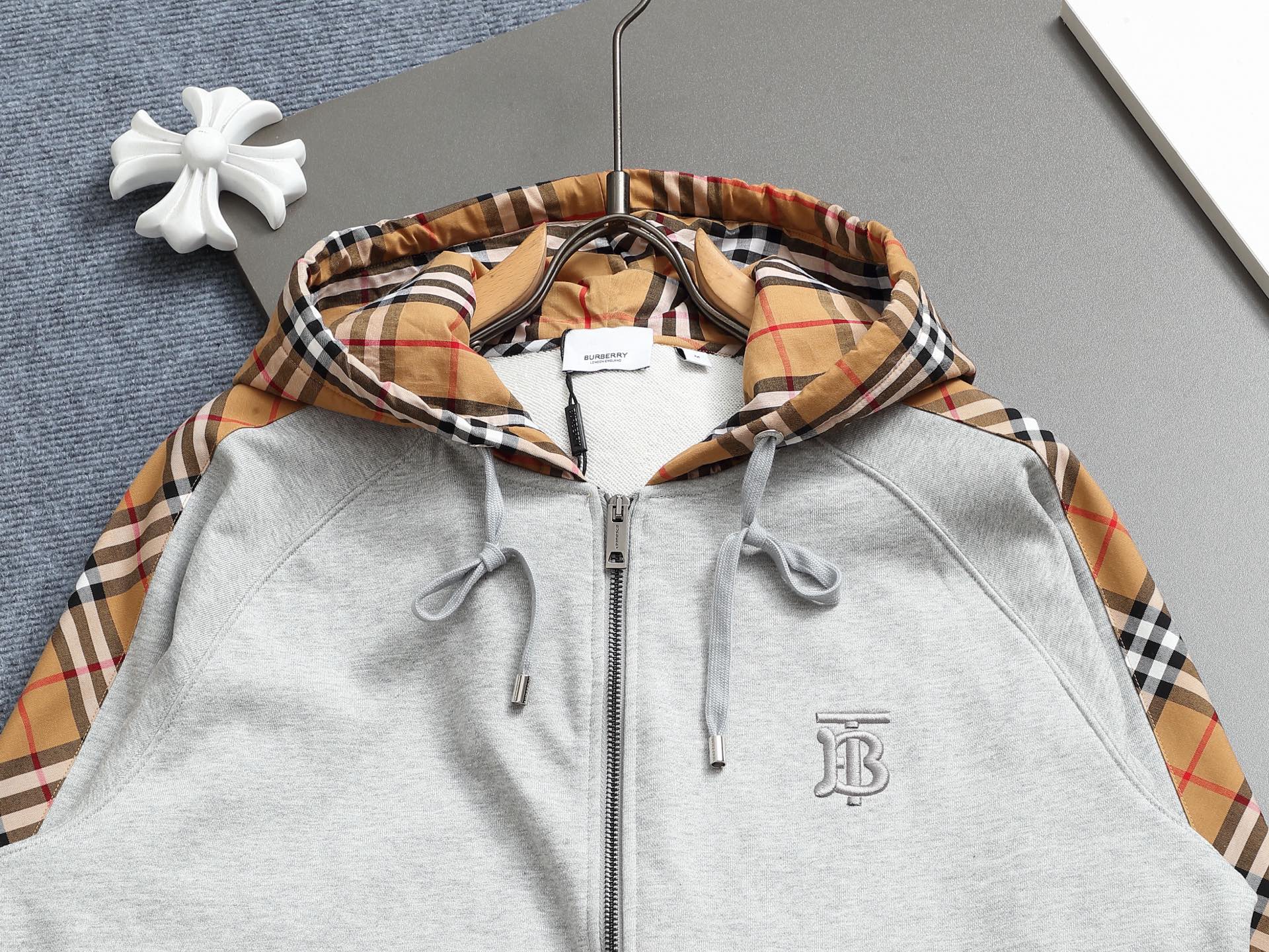 
巴宝莉 BURBERRY
BURBERRY 巴宝莉 格子拼接工艺
大Logo经典精致升级，灵感源自八十