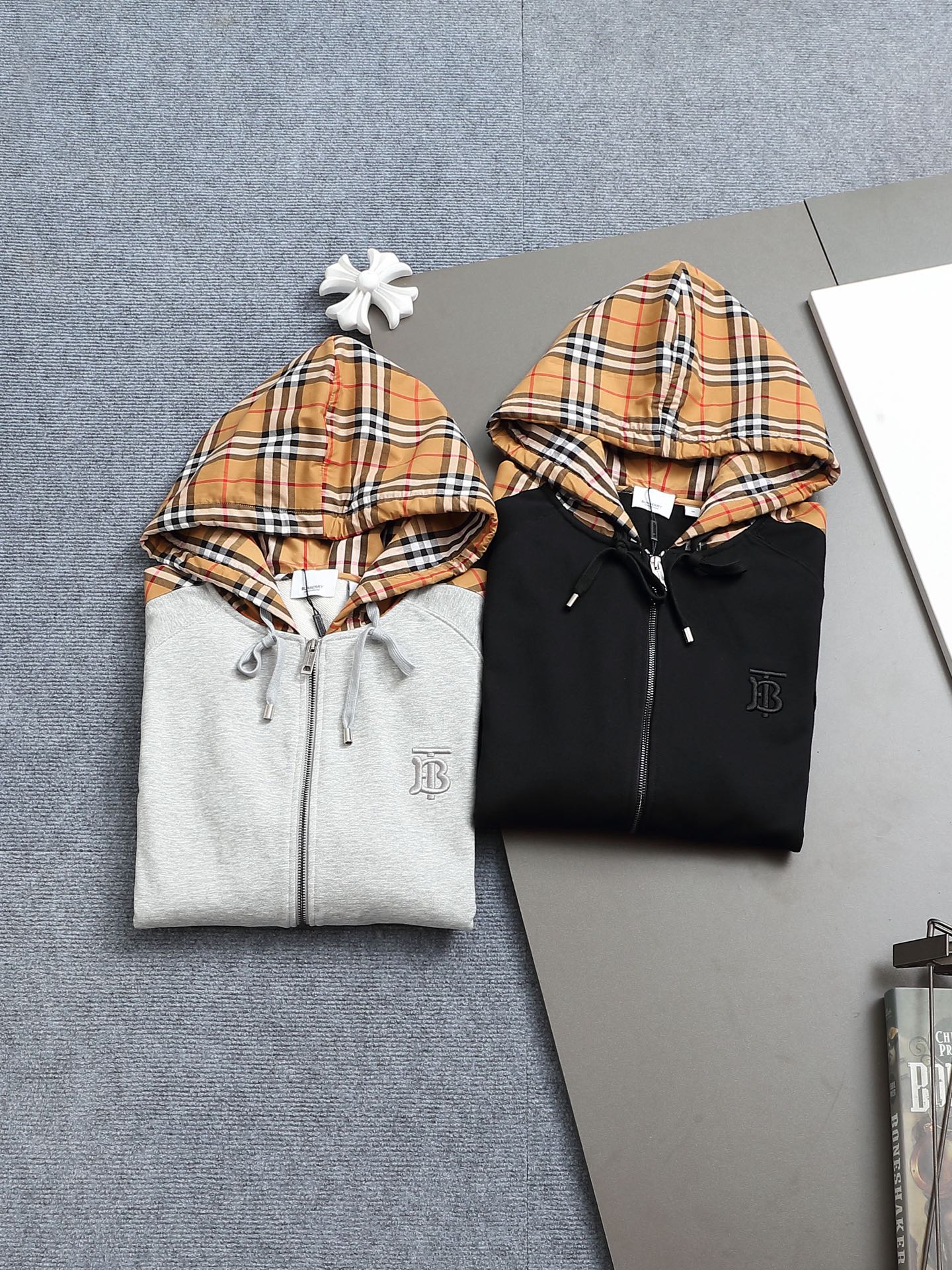 
巴宝莉 BURBERRY
BURBERRY 巴宝莉 格子拼接工艺
大Logo经典精致升级，灵感源自八十