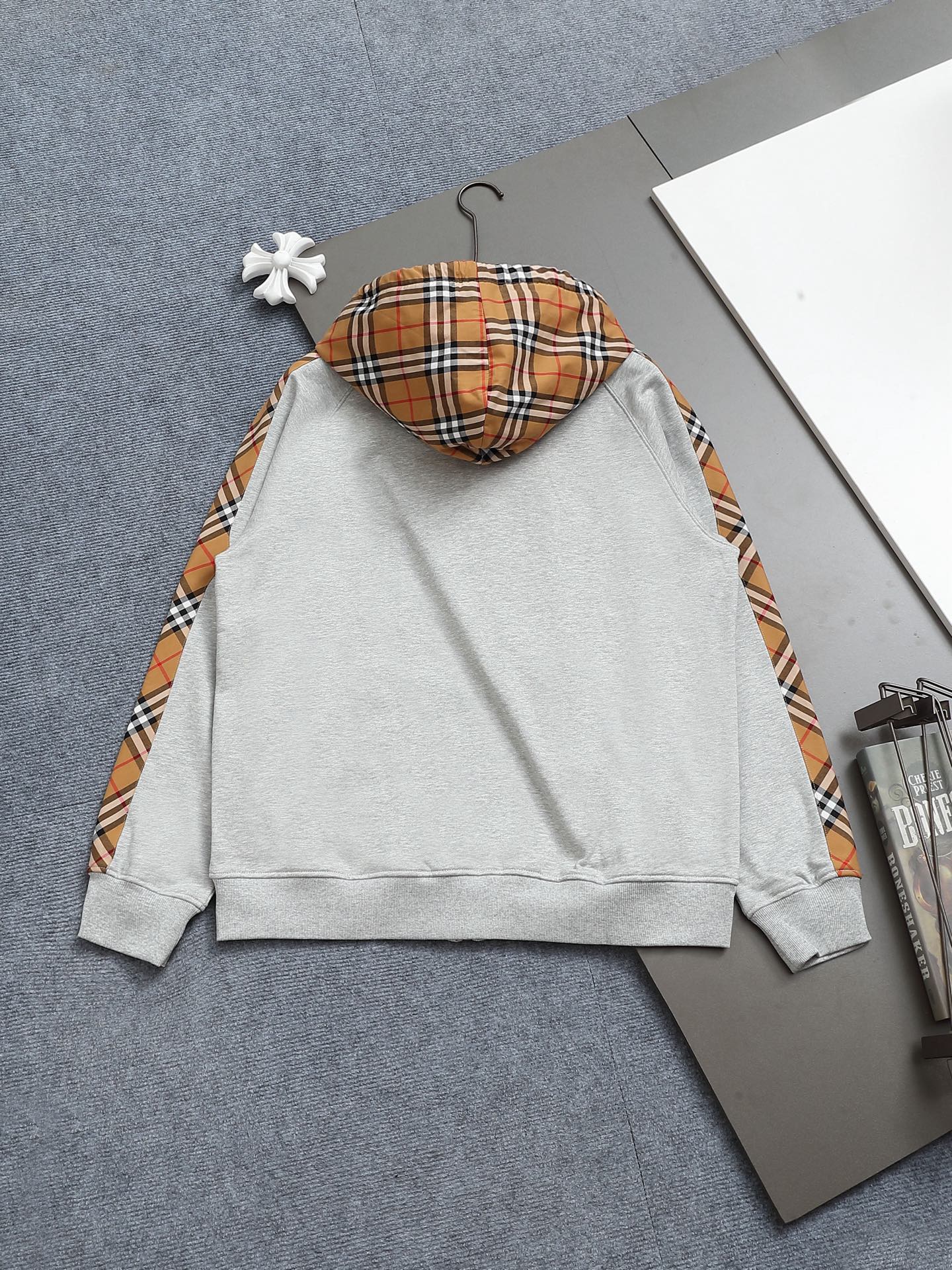 
巴宝莉 BURBERRY
BURBERRY 巴宝莉 格子拼接工艺
大Logo经典精致升级，灵感源自八十