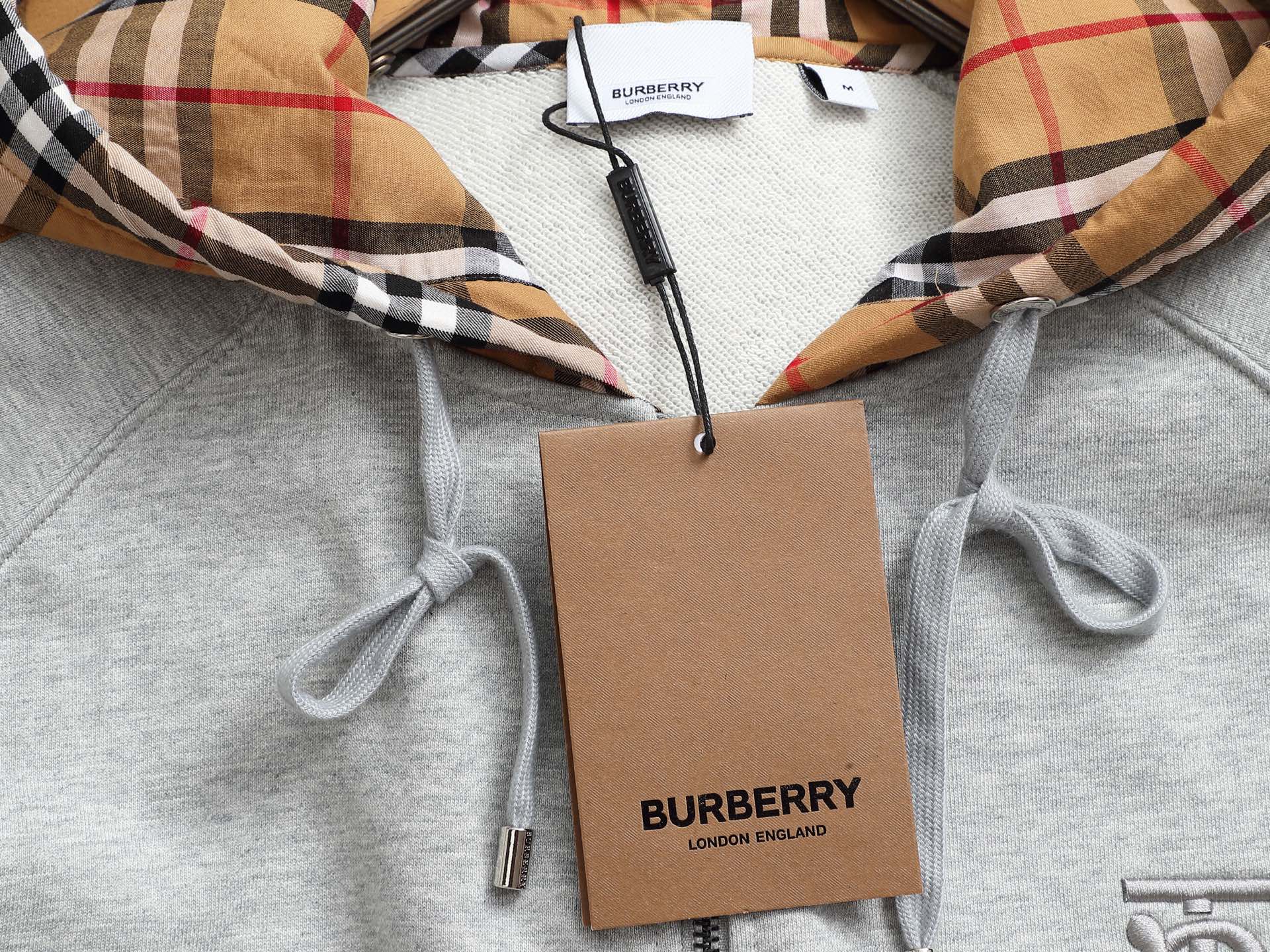 
巴宝莉 BURBERRY
BURBERRY 巴宝莉 格子拼接工艺
大Logo经典精致升级，灵感源自八十