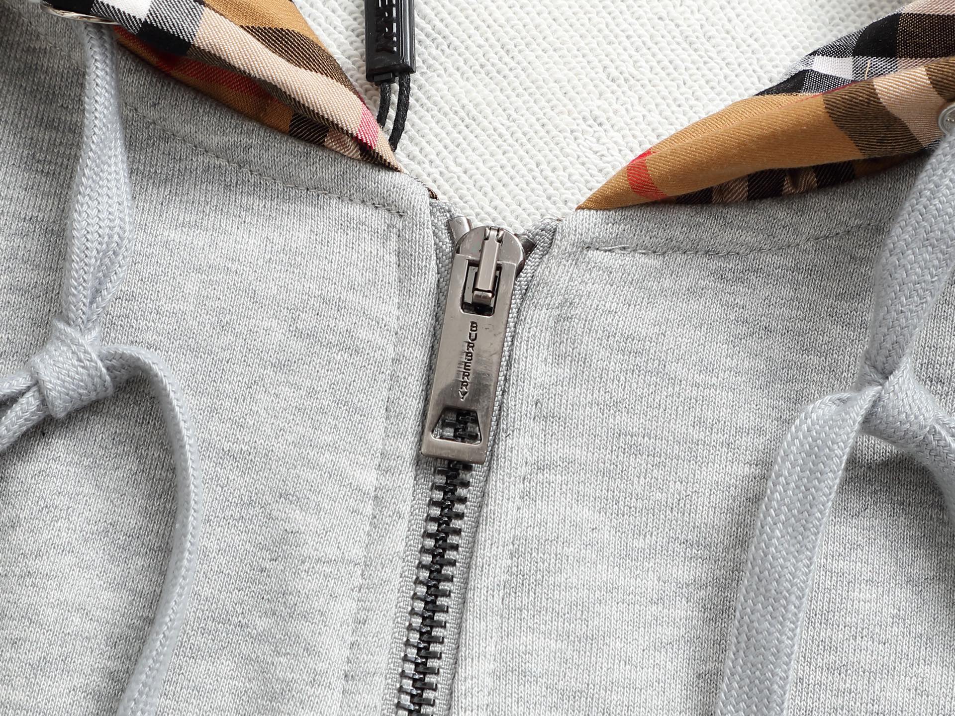 
巴宝莉 BURBERRY
BURBERRY 巴宝莉 格子拼接工艺
大Logo经典精致升级，灵感源自八十