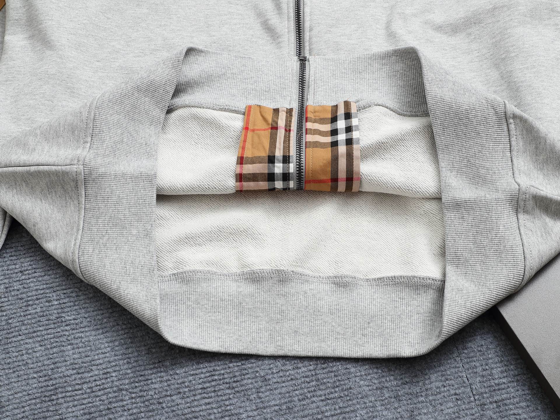 
巴宝莉 BURBERRY
BURBERRY 巴宝莉 格子拼接工艺
大Logo经典精致升级，灵感源自八十