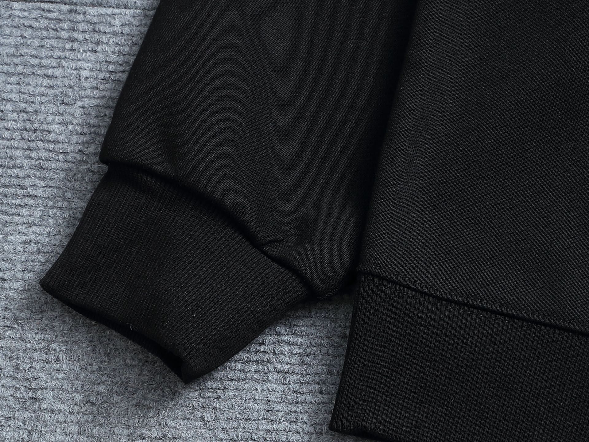 
Louis Vuitton/路易威登  手剪烧花工艺
标识精致升级，灵感源自八十年代复古
原版面料 官