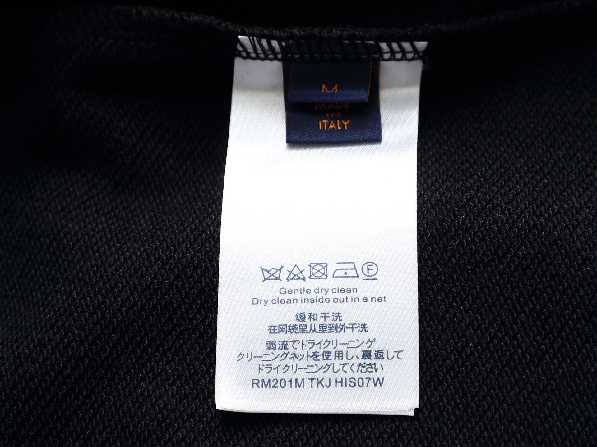 
Louis Vuitton/路易威登  手剪烧花工艺
标识精致升级，灵感源自八十年代复古
原版面料 官