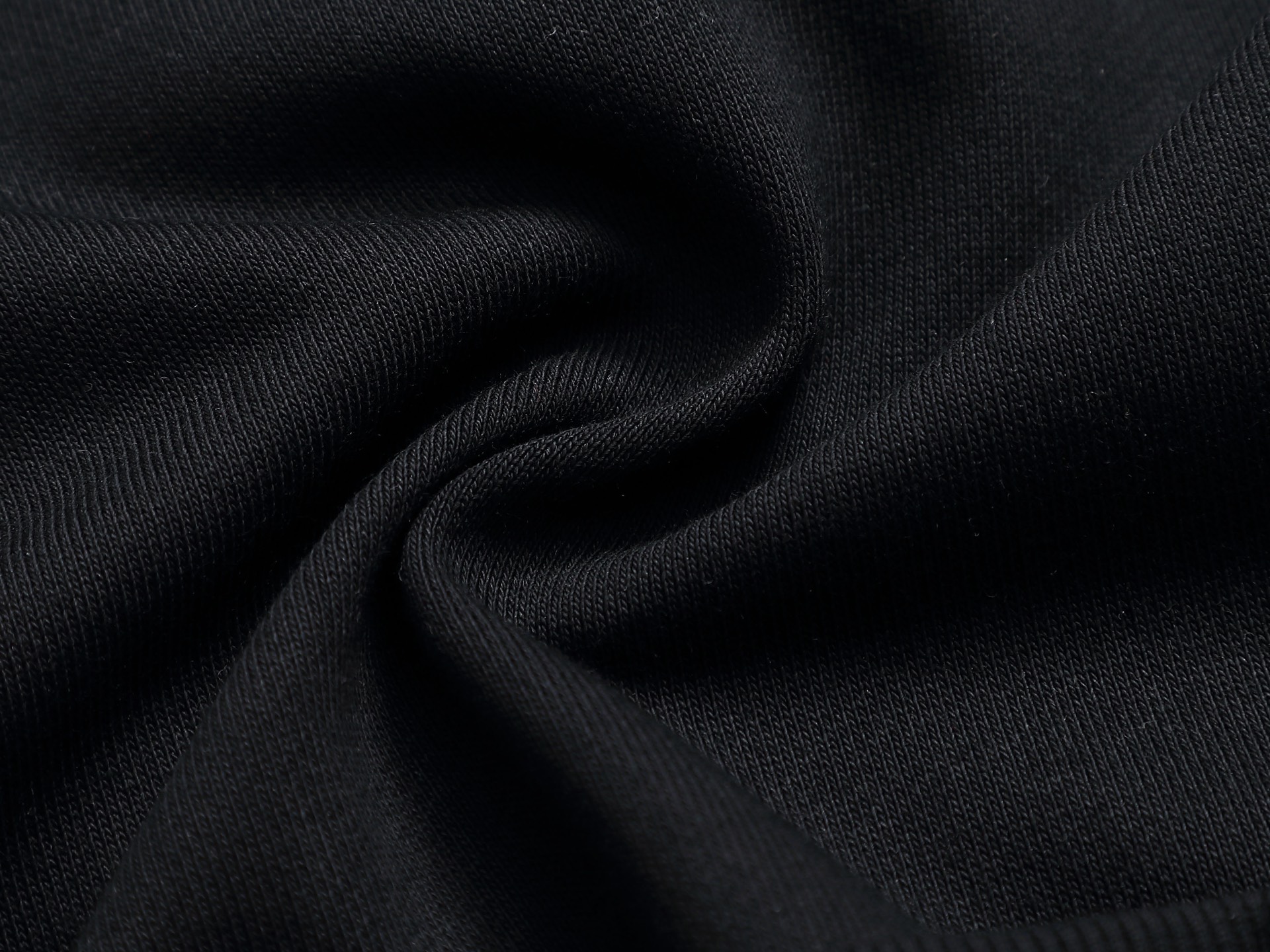 
Louis Vuitton/路易威登  手剪烧花工艺
标识精致升级，灵感源自八十年代复古
原版面料 官