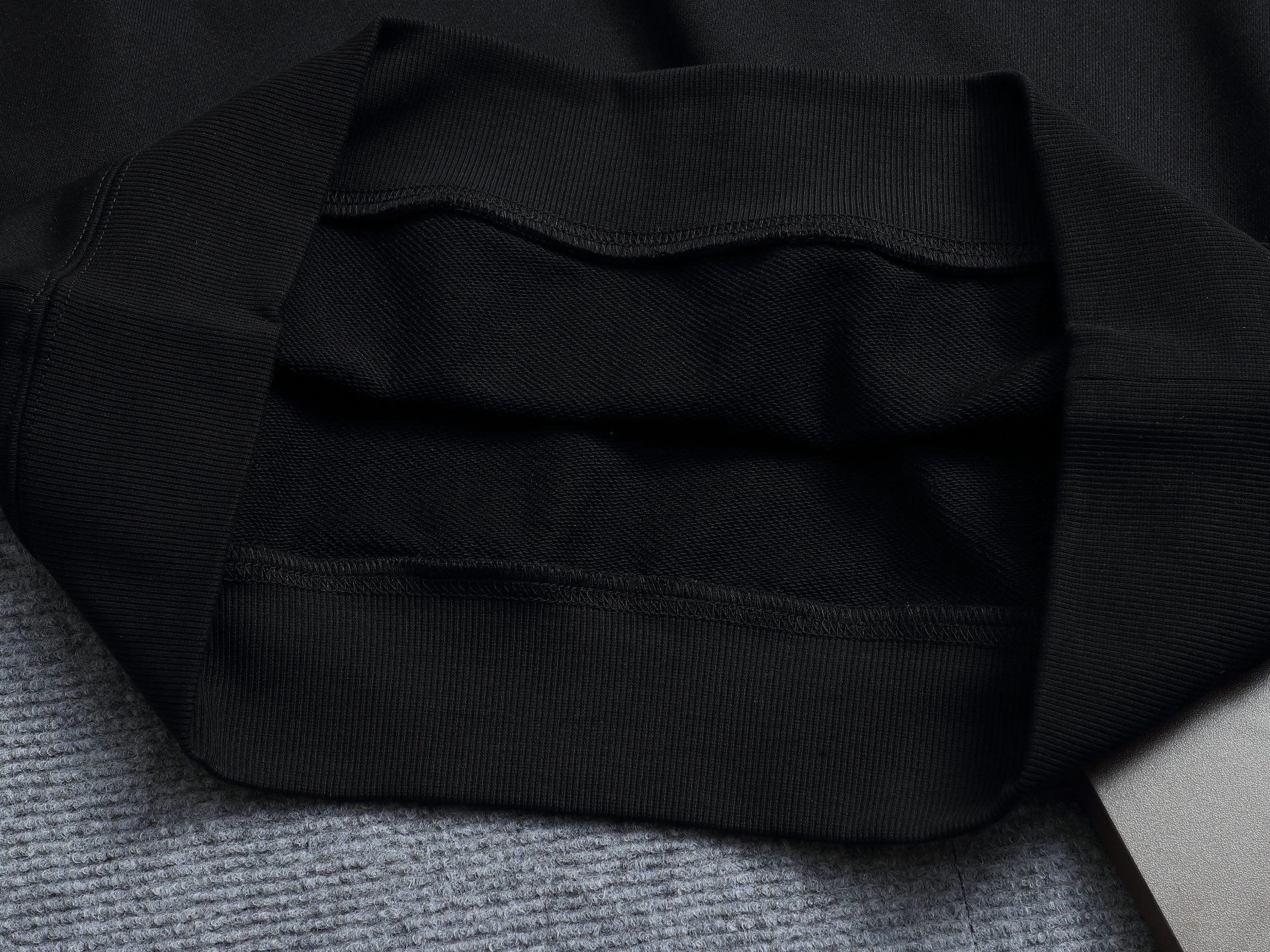 
Louis Vuitton/路易威登  手剪烧花工艺
标识精致升级，灵感源自八十年代复古
原版面料 官