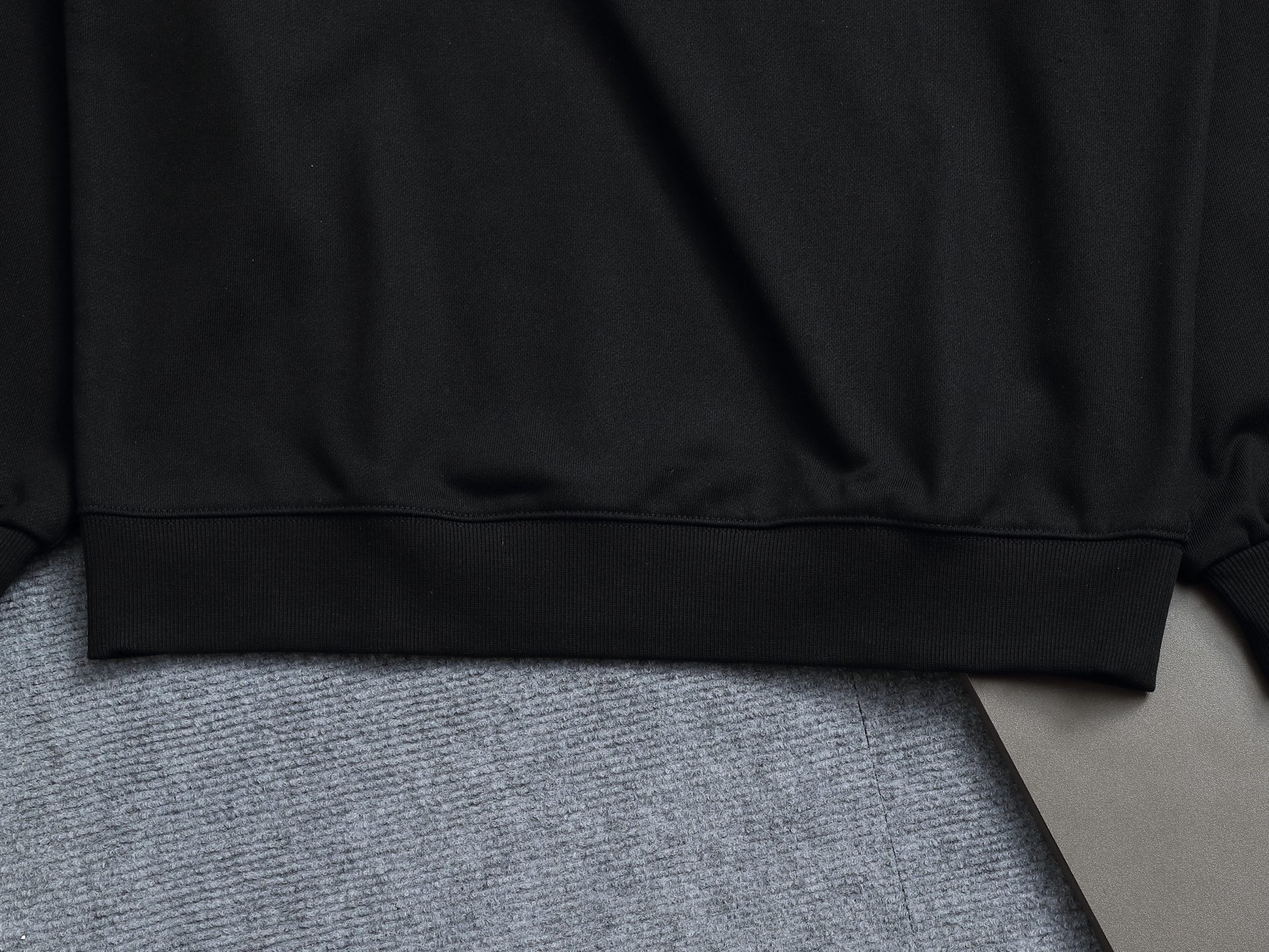 
Louis Vuitton/路易威登  手剪烧花工艺
标识精致升级，灵感源自八十年代复古
原版面料 官