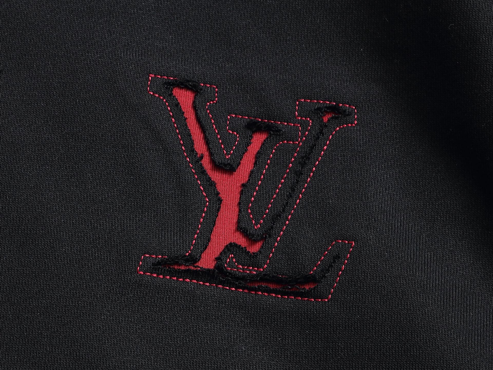 
Louis Vuitton/路易威登  手剪烧花工艺
标识精致升级，灵感源自八十年代复古
原版面料 官