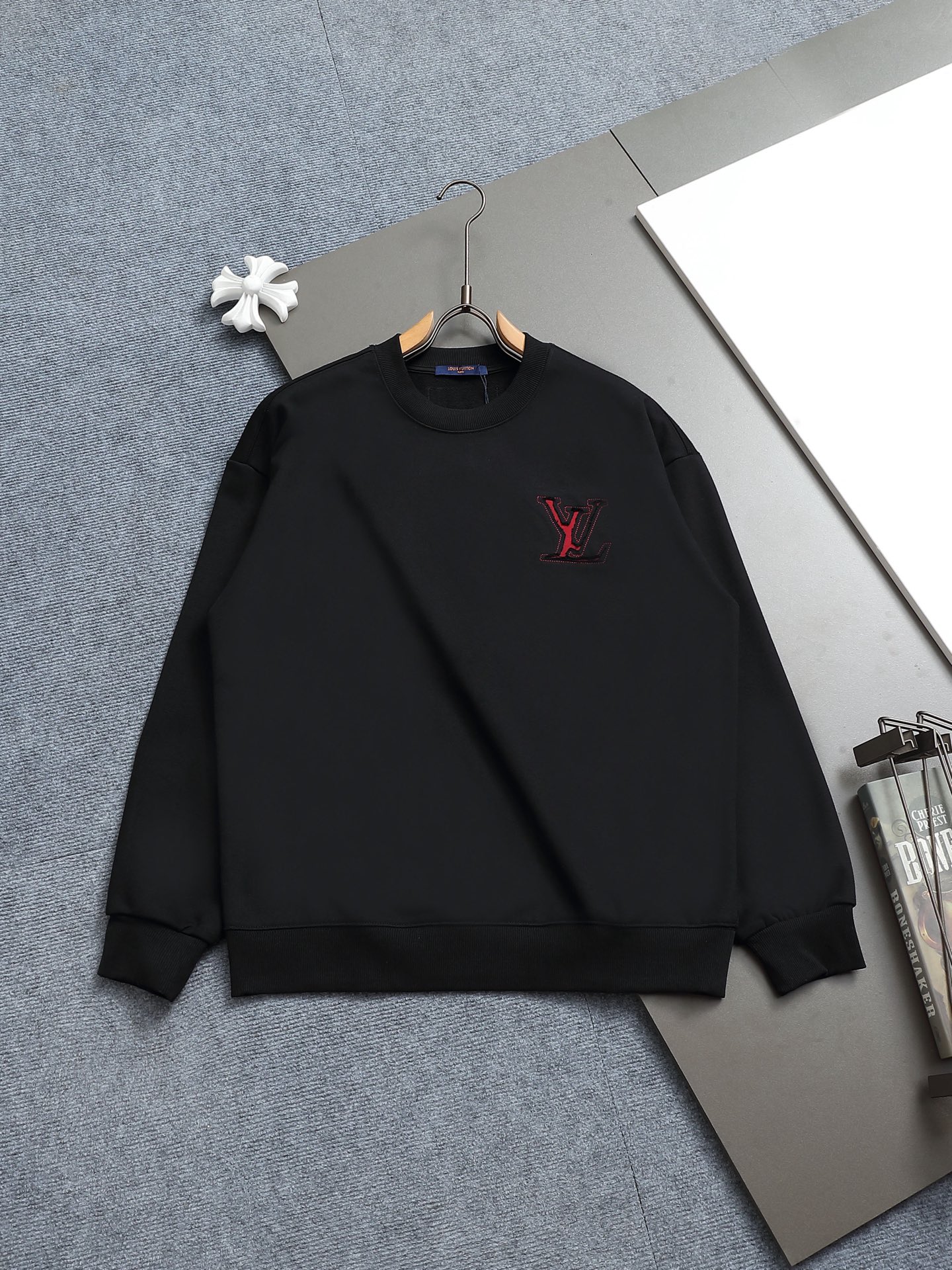 
Louis Vuitton/路易威登  手剪烧花工艺
标识精致升级，灵感源自八十年代复古
原版面料 官