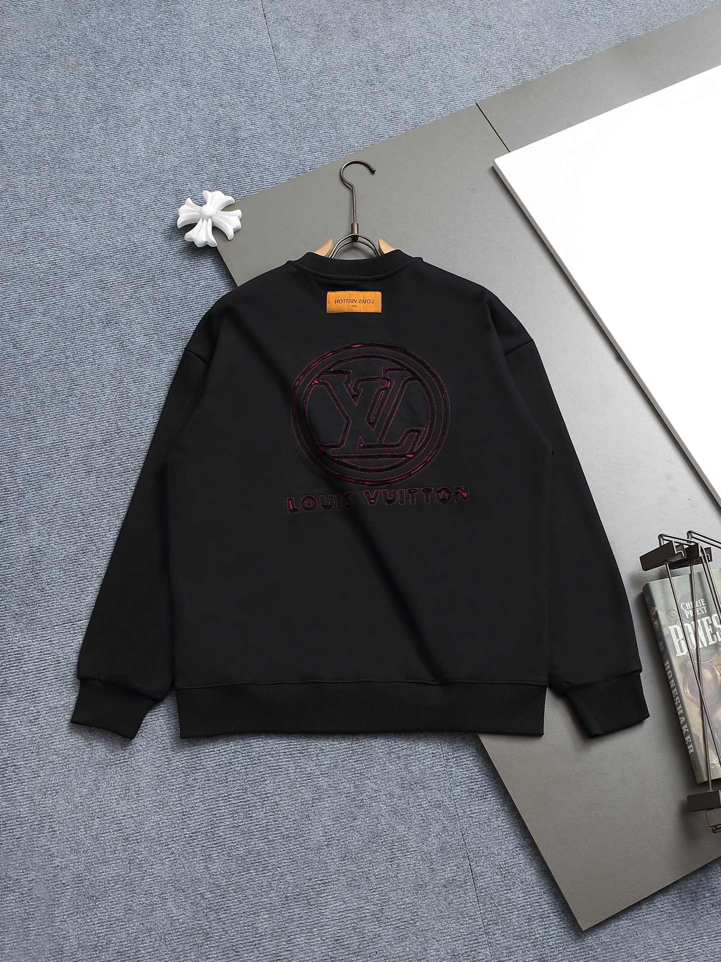 
Louis Vuitton/路易威登  手剪烧花工艺
标识精致升级，灵感源自八十年代复古
原版面料 官