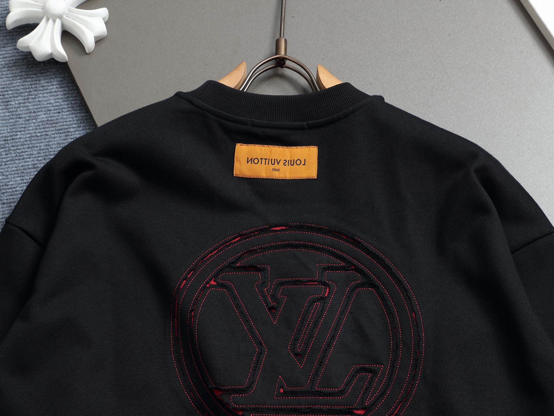 
Louis Vuitton/路易威登  手剪烧花工艺
标识精致升级，灵感源自八十年代复古
原版面料 官