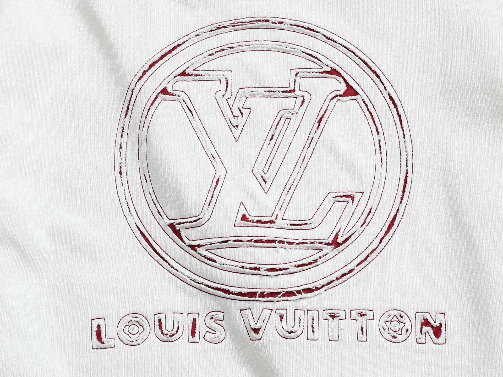 
Louis Vuitton/路易威登  手剪烧花工艺
标识精致升级，灵感源自八十年代复古
原版面料 官