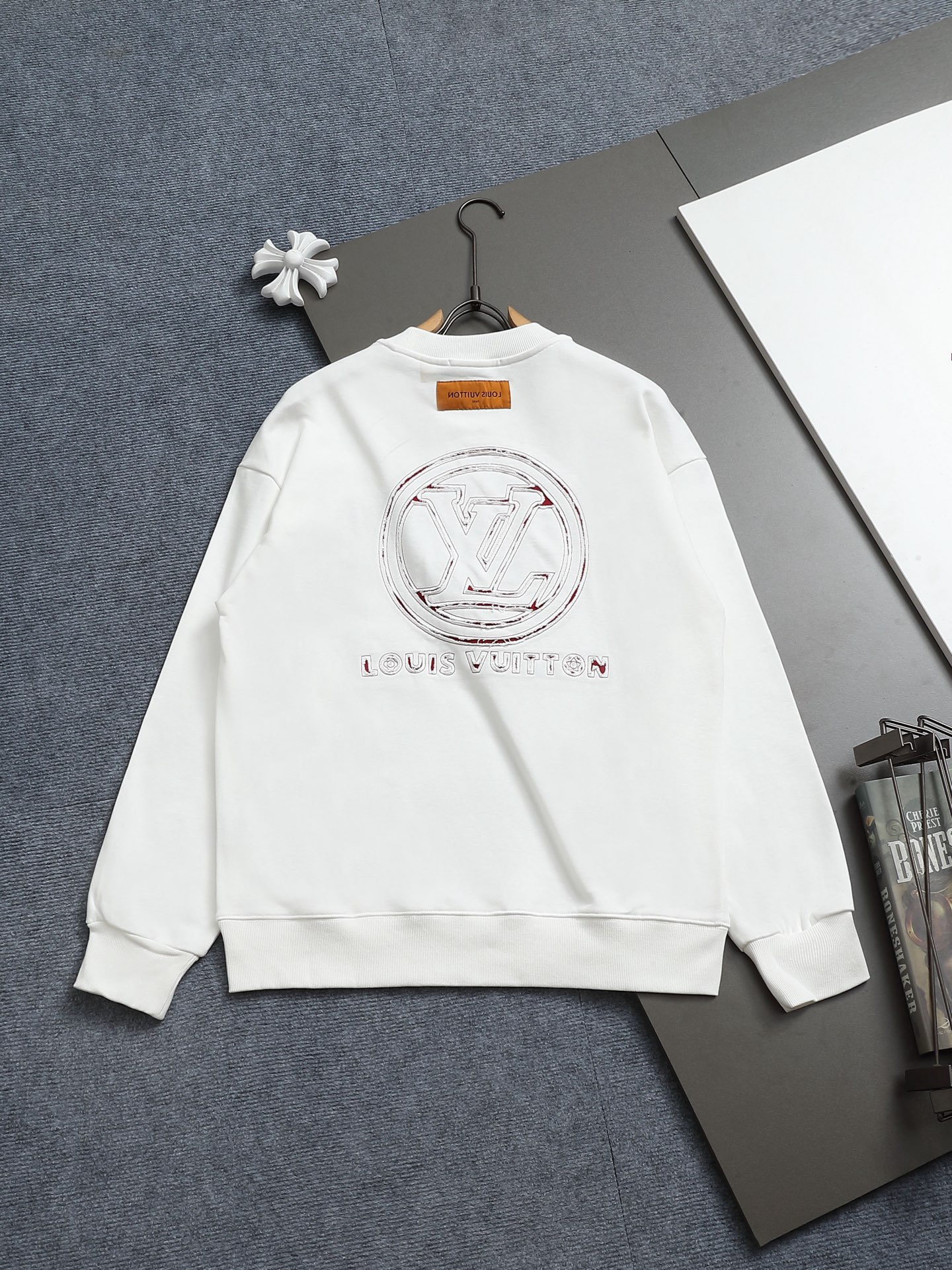 
Louis Vuitton/路易威登  手剪烧花工艺
标识精致升级，灵感源自八十年代复古
原版面料 官