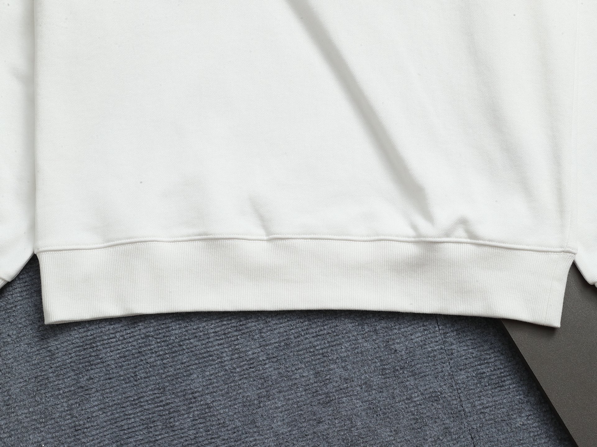 
Louis Vuitton/路易威登  手剪烧花工艺
标识精致升级，灵感源自八十年代复古
原版面料 官