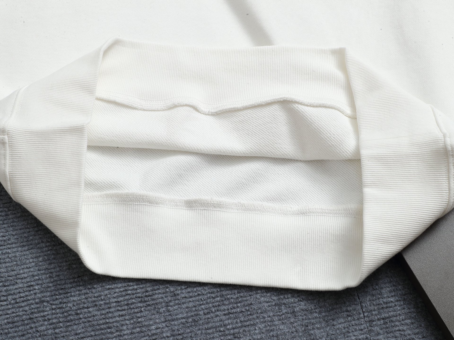 
Louis Vuitton/路易威登  手剪烧花工艺
标识精致升级，灵感源自八十年代复古
原版面料 官