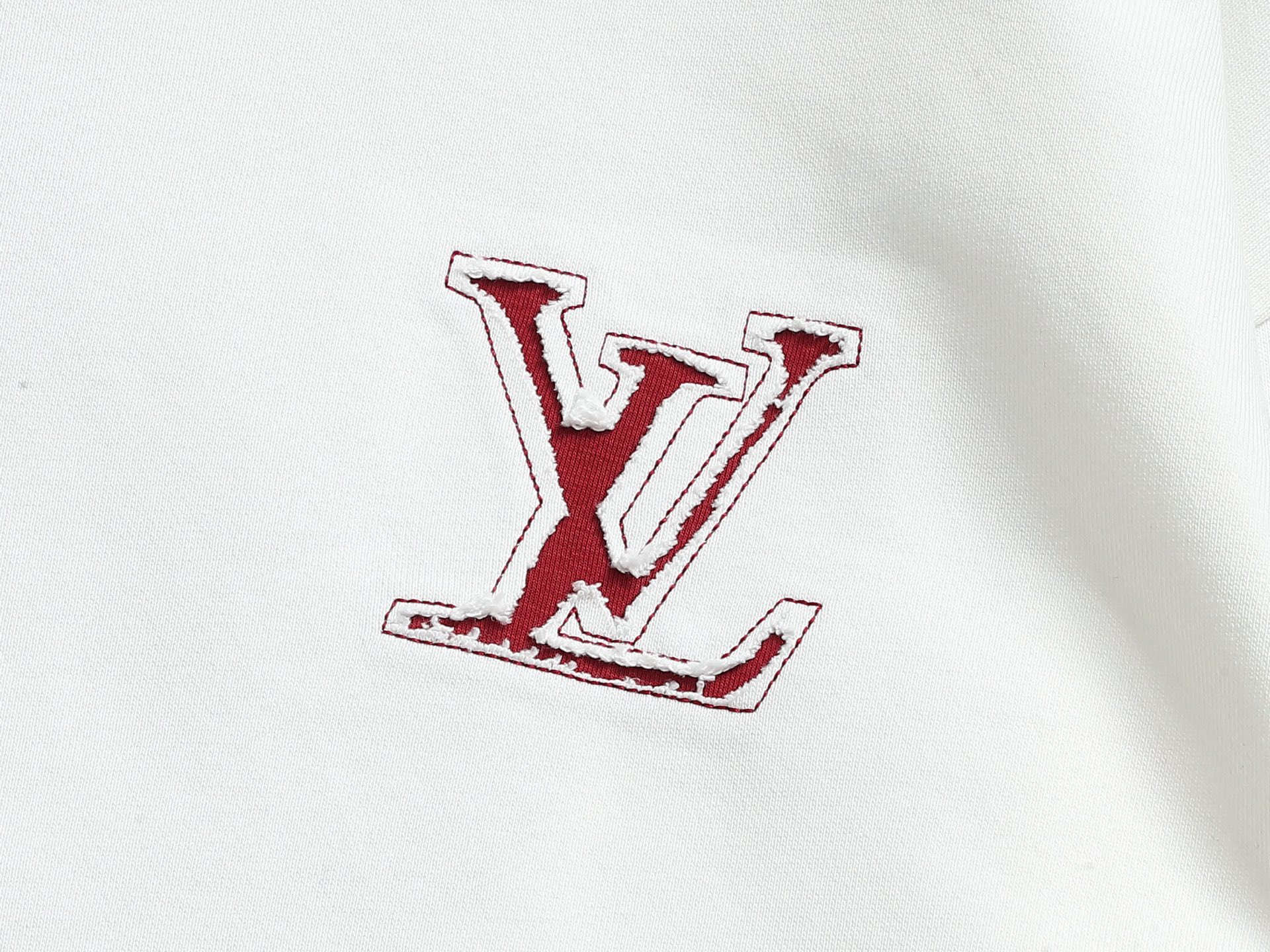 
Louis Vuitton/路易威登  手剪烧花工艺
标识精致升级，灵感源自八十年代复古
原版面料 官