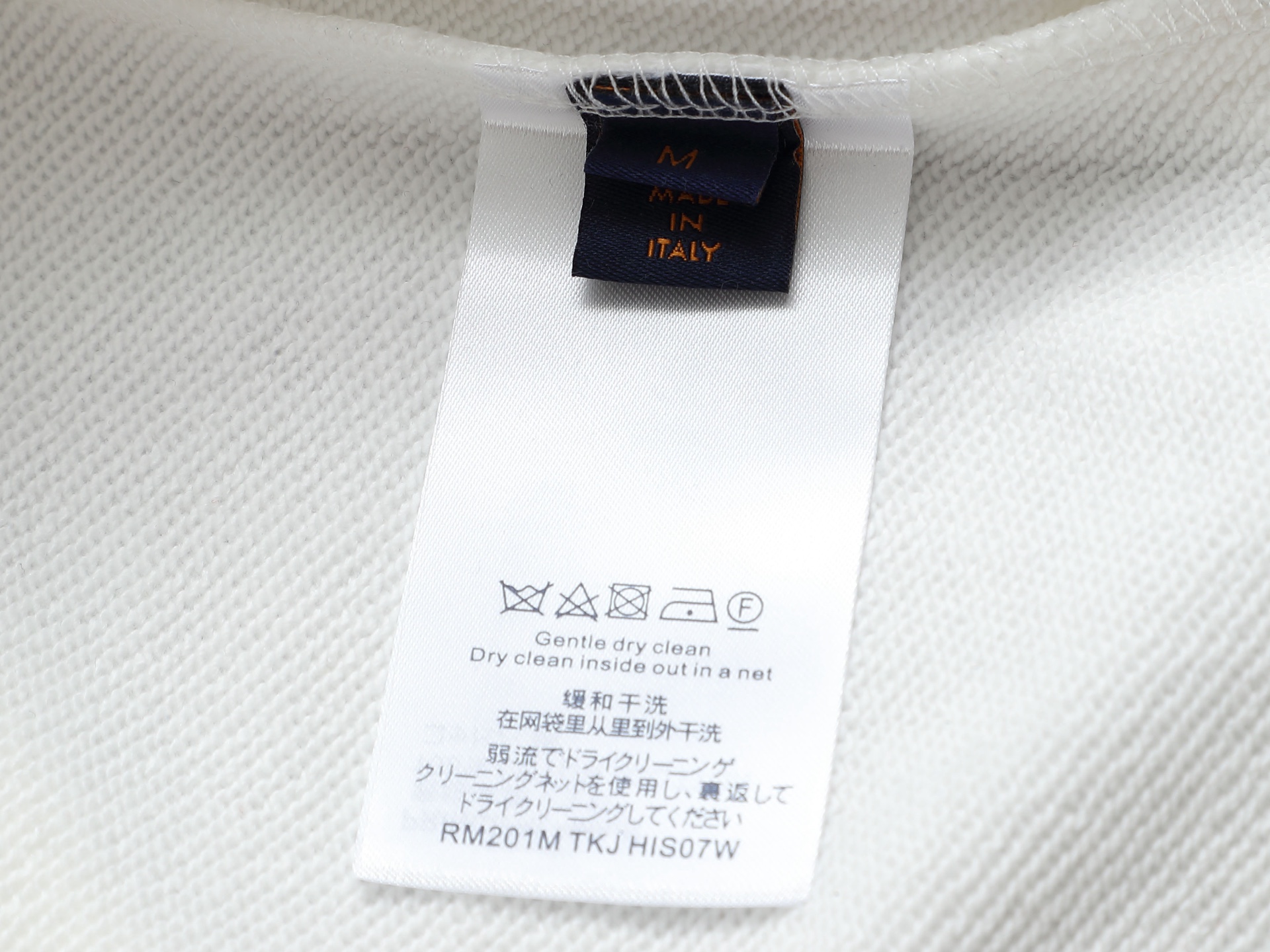 
Louis Vuitton/路易威登  手剪烧花工艺
标识精致升级，灵感源自八十年代复古
原版面料 官