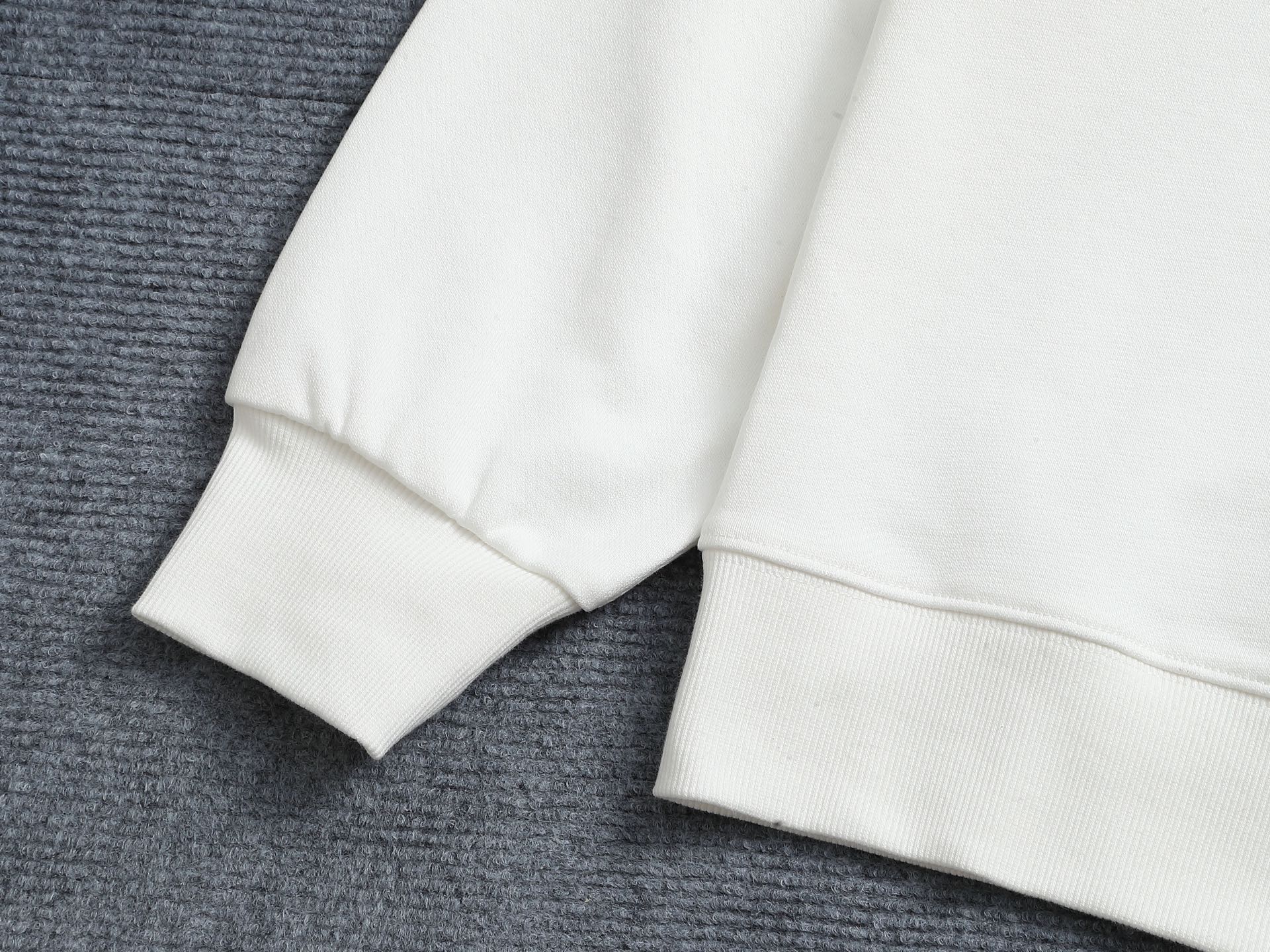 
Louis Vuitton/路易威登  手剪烧花工艺
标识精致升级，灵感源自八十年代复古
原版面料 官