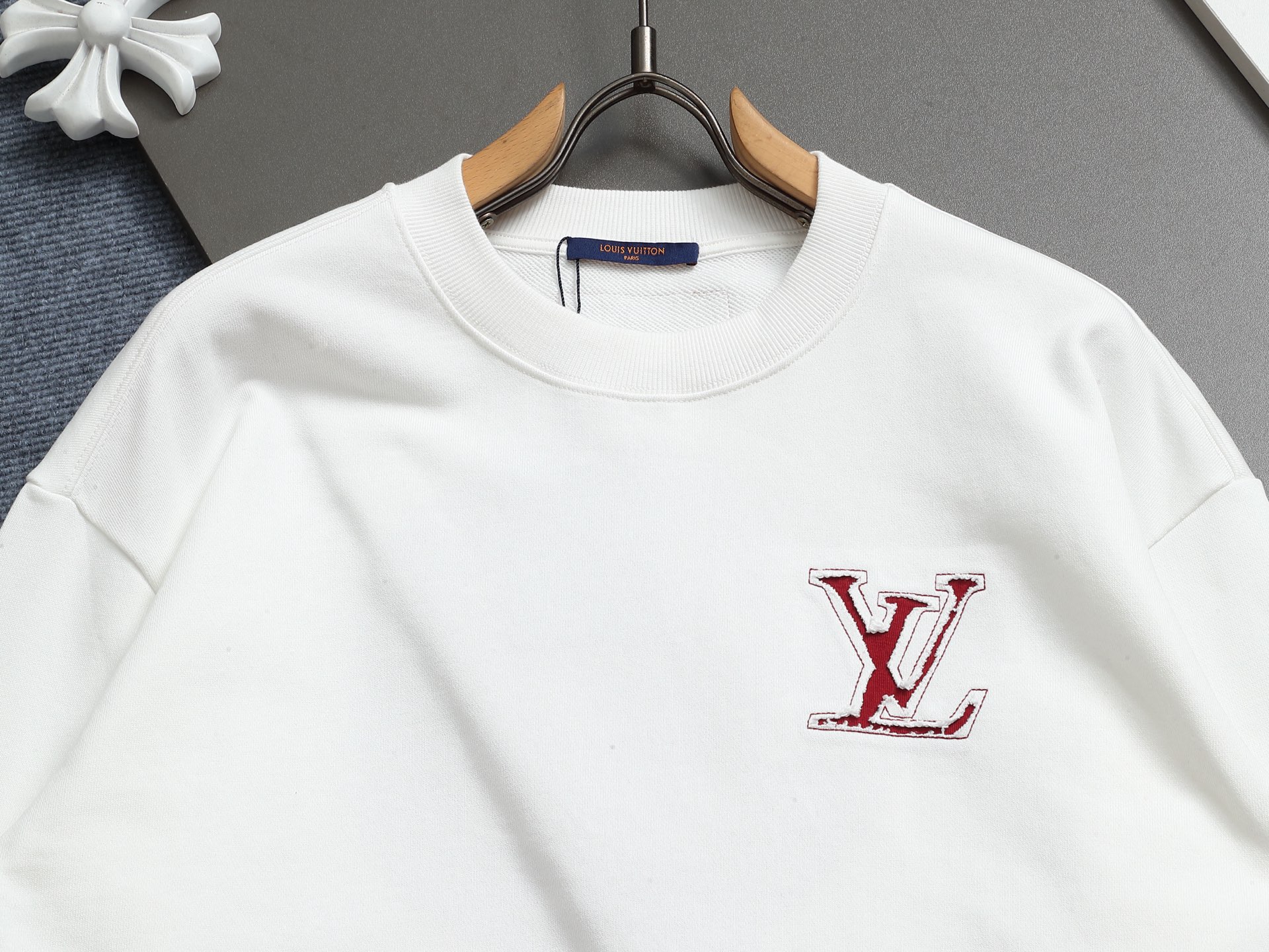 
Louis Vuitton/路易威登  手剪烧花工艺
标识精致升级，灵感源自八十年代复古
原版面料 官