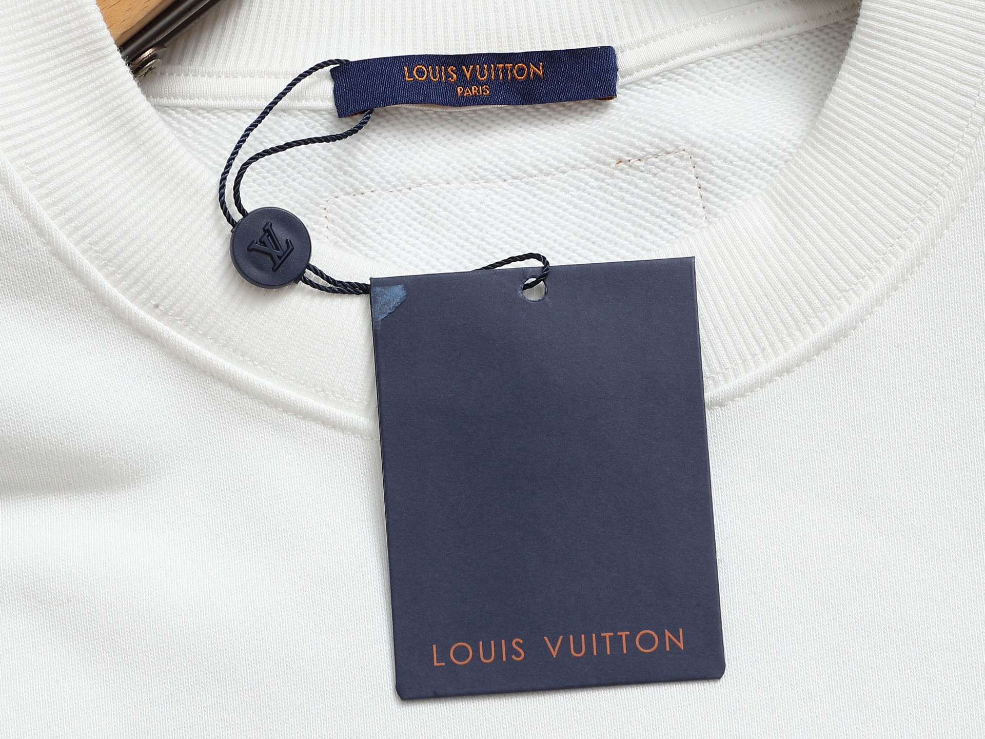 
Louis Vuitton/路易威登  手剪烧花工艺
标识精致升级，灵感源自八十年代复古
原版面料 官