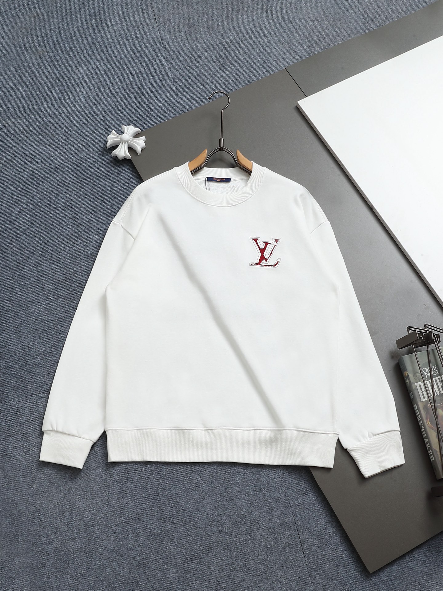 
Louis Vuitton/路易威登  手剪烧花工艺
标识精致升级，灵感源自八十年代复古
原版面料 官