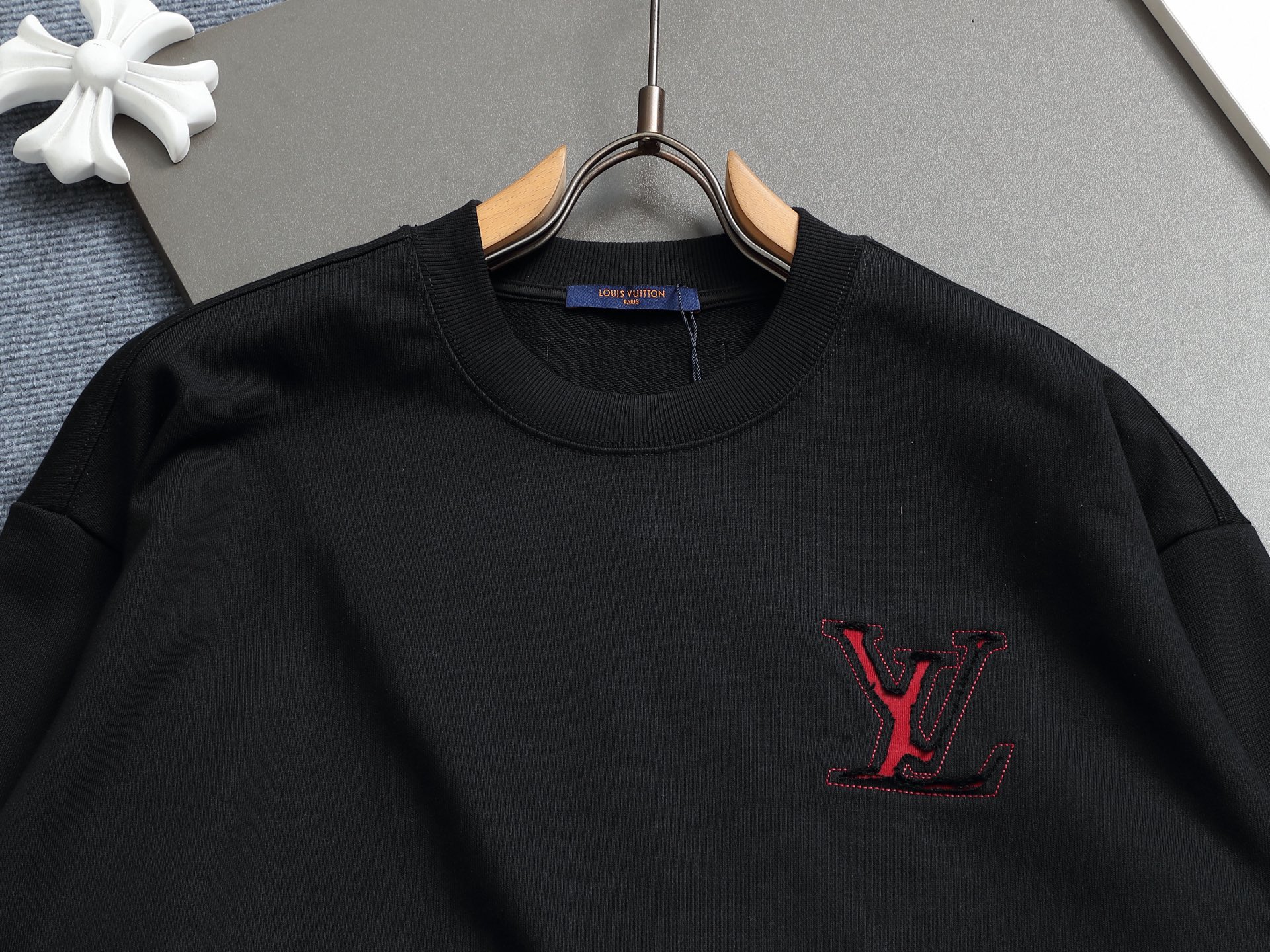 
Louis Vuitton/路易威登  手剪烧花工艺
标识精致升级，灵感源自八十年代复古
原版面料 官